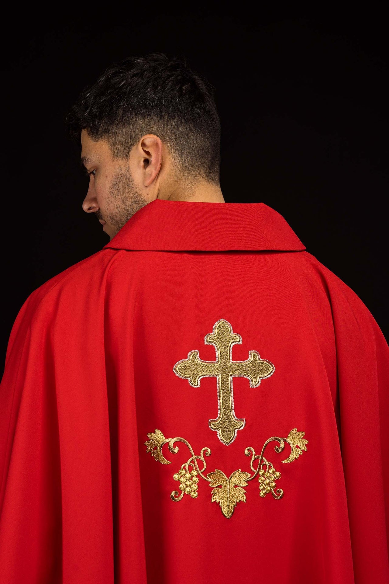 Chasuble brodée avec symbole de la croix et large col rouge
