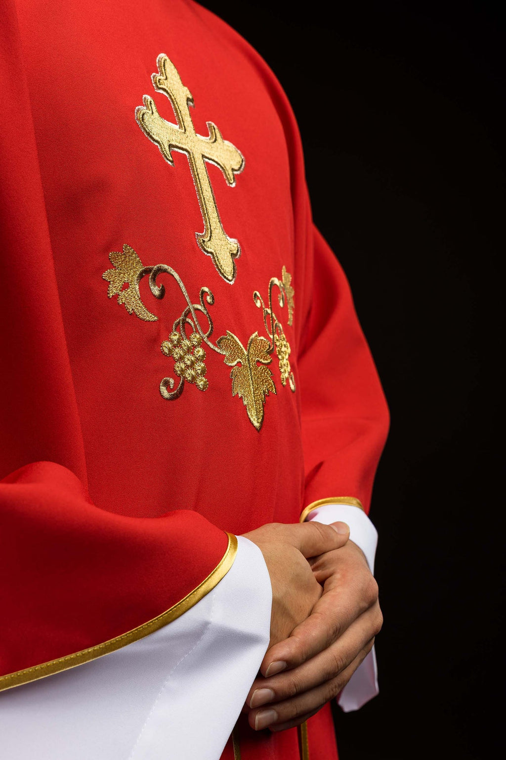 Chasuble brodée avec symbole de la croix et large col rouge
