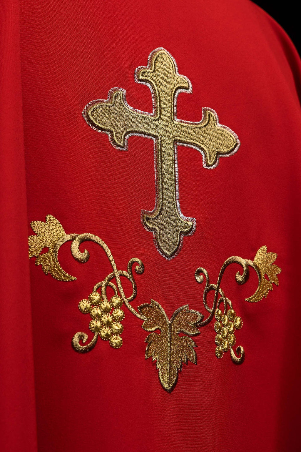 Chasuble brodée avec symbole de la croix et large col rouge