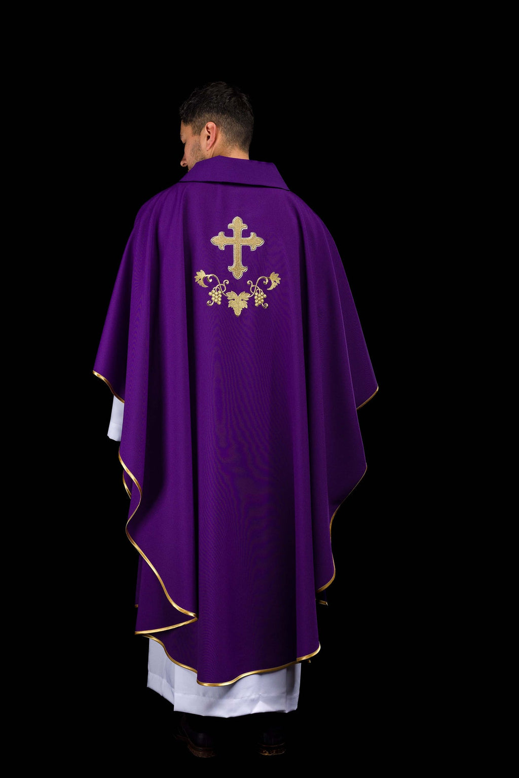 Chasuble brodée avec symbole de la croix et large col violet