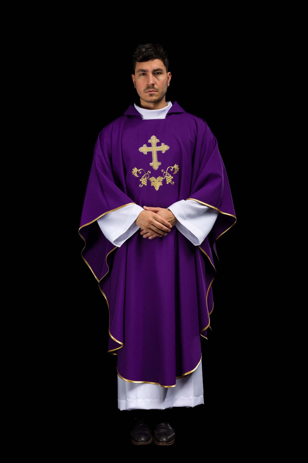 Chasuble brodée avec symbole de la croix et large col violet