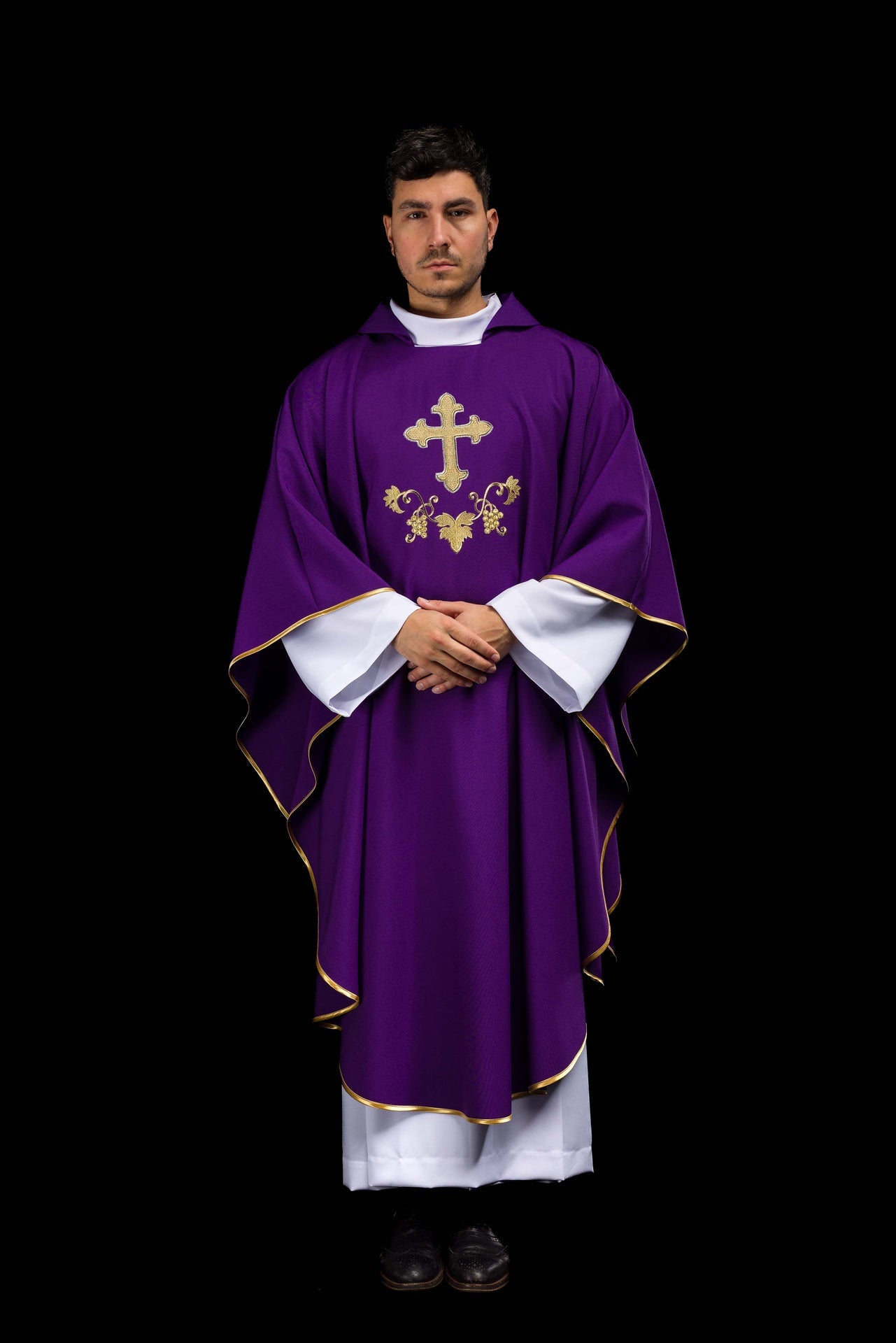Chasuble brodée avec symbole de la croix et large col violet