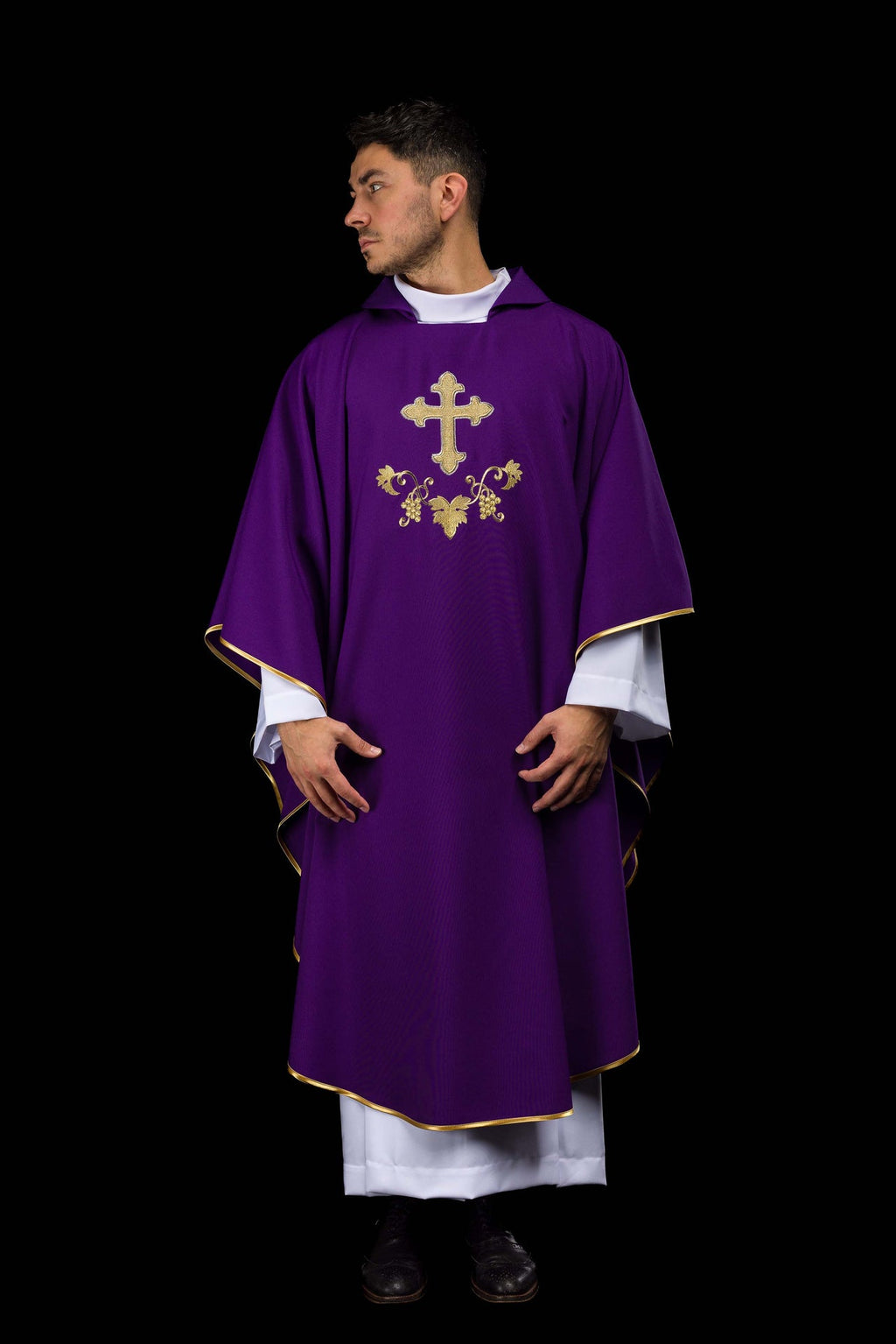 Chasuble brodée avec symbole de la croix et large col violet
