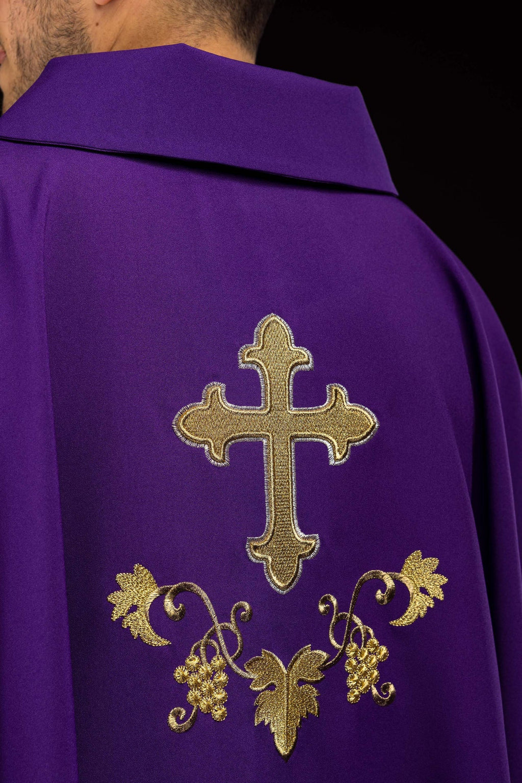 Chasuble brodée avec symbole de la croix et large col violet