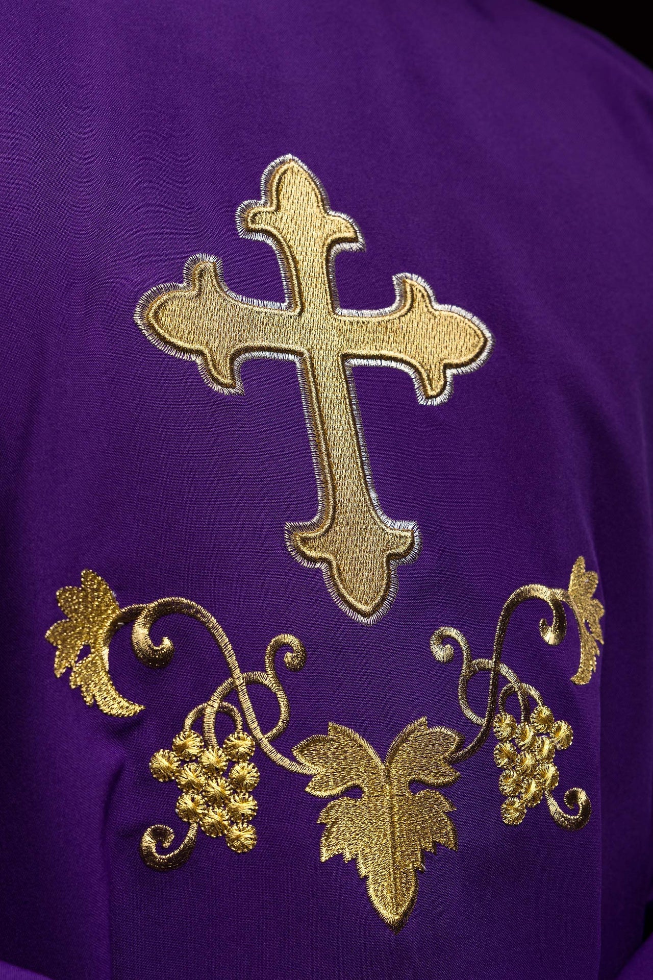 Chasuble brodée avec symbole de la croix et large col violet