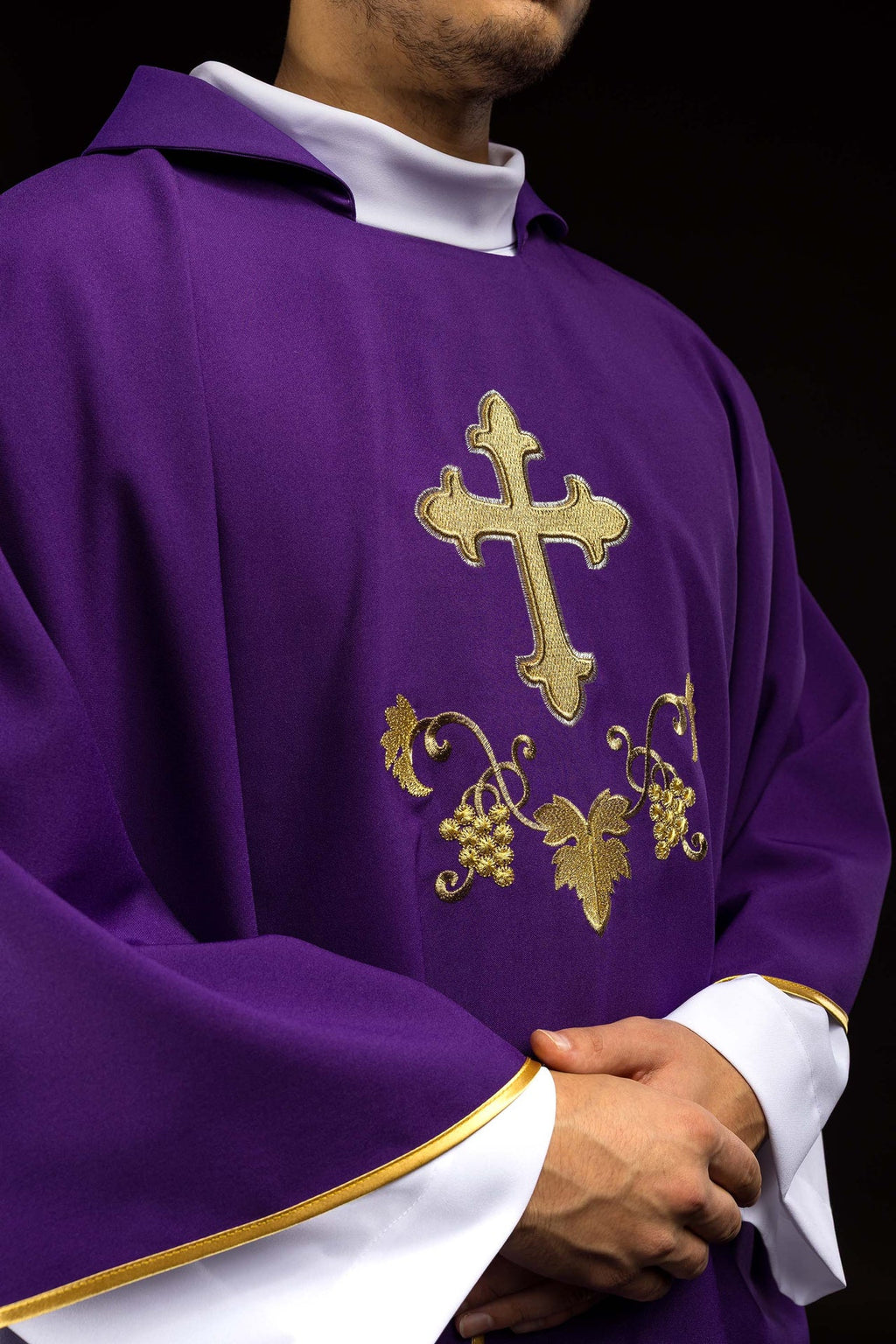 Chasuble brodée avec symbole de la croix et large col violet