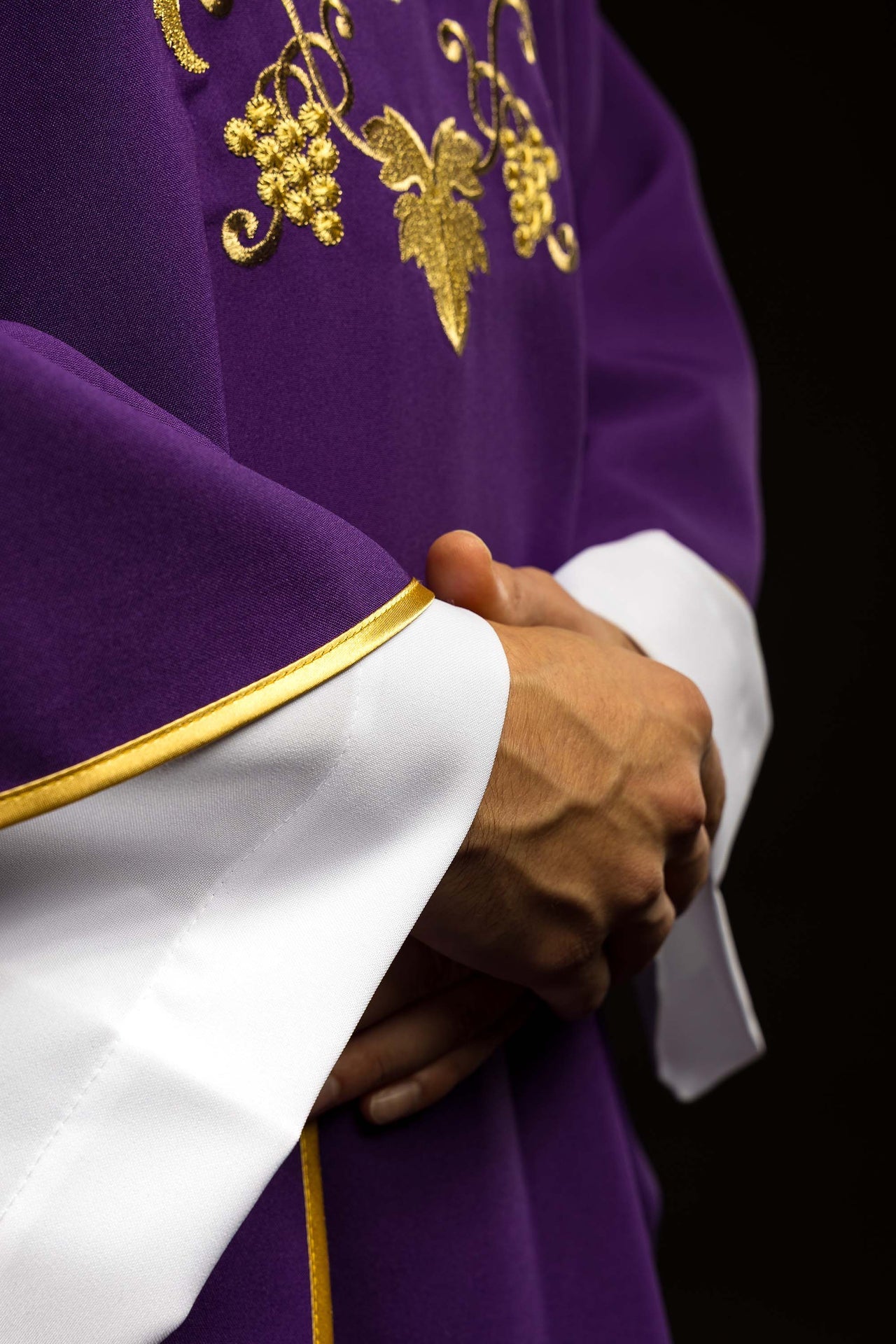 Chasuble brodée avec symbole de la croix et large col violet