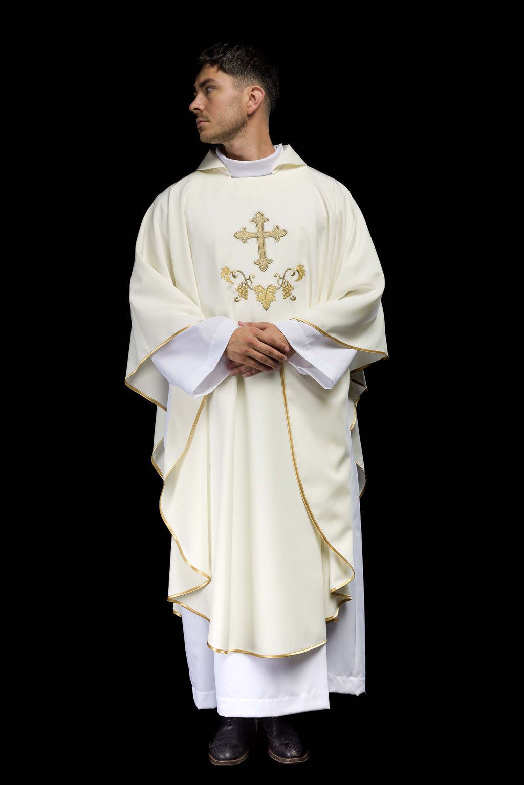 Chasuble brodée écru avec un symbole de croix et un large col