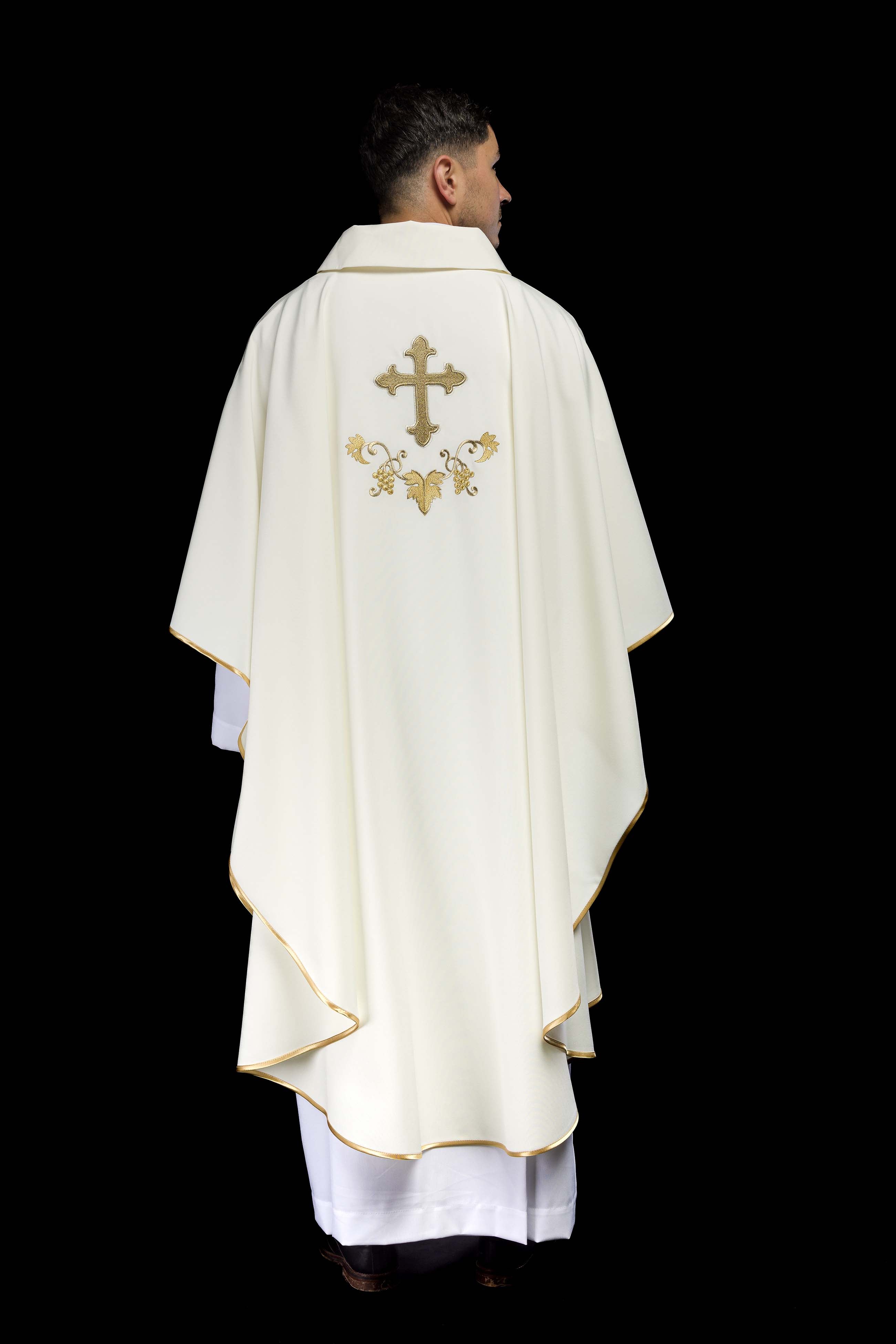 Chasuble brodée écru avec un symbole de croix et un large col
