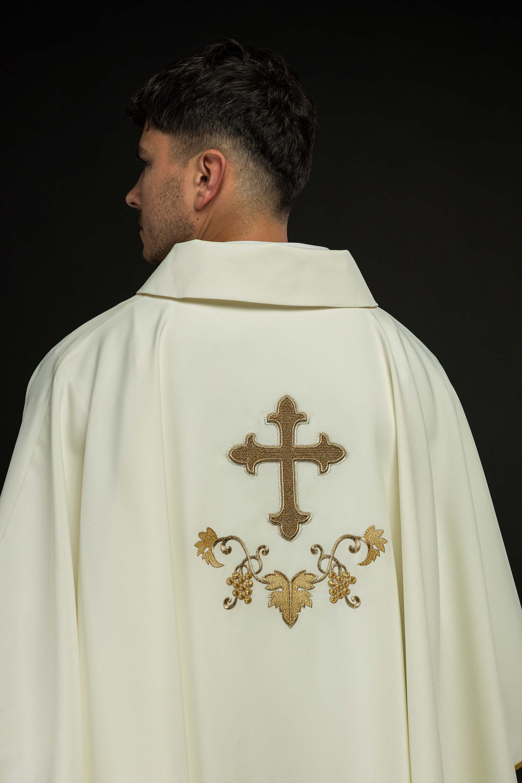 Chasuble brodée écru avec un symbole de croix et un large col
