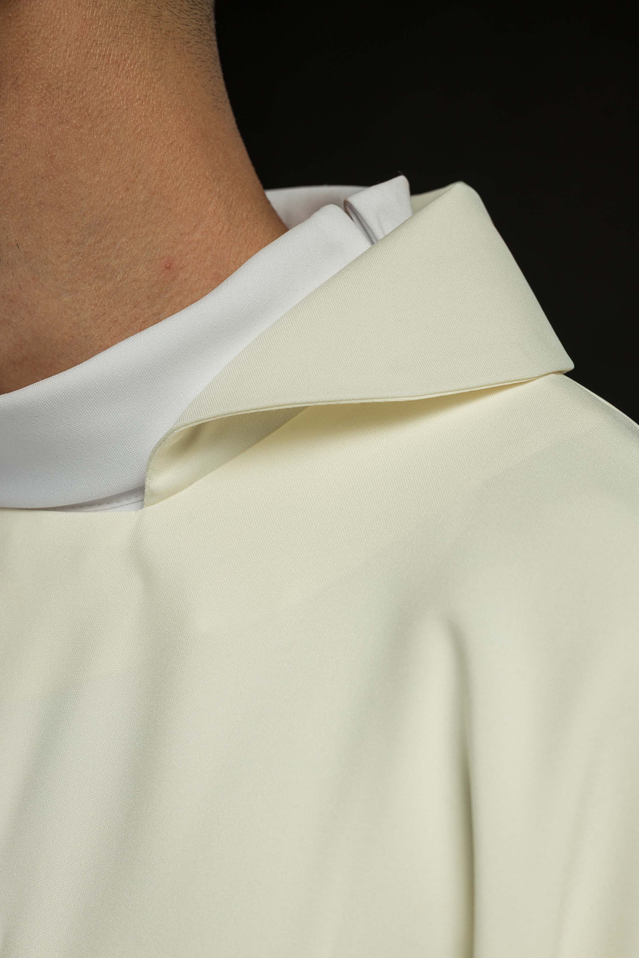 Chasuble brodée écru avec un symbole de croix et un large col
