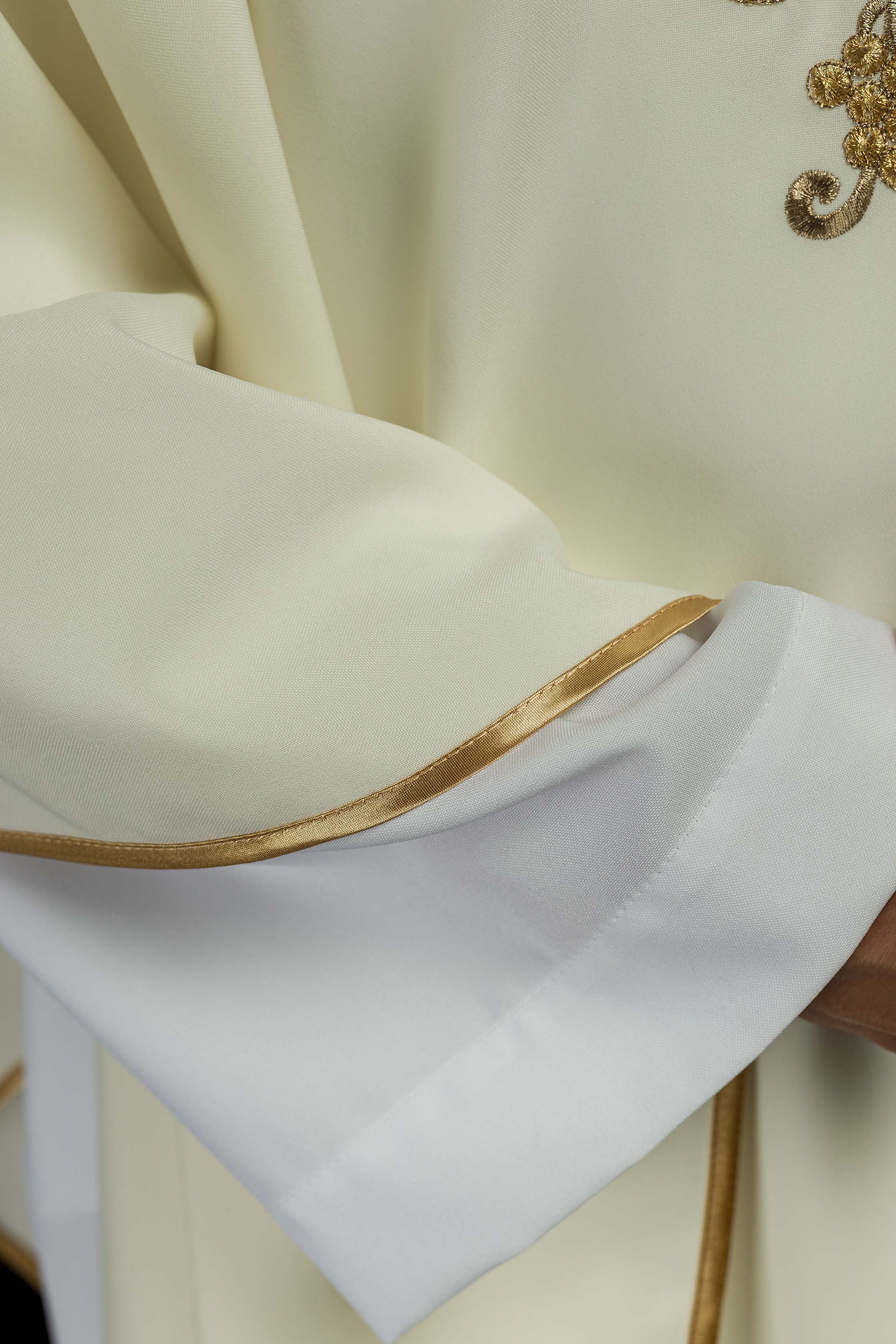 Chasuble brodée écru avec un symbole de croix et un large col