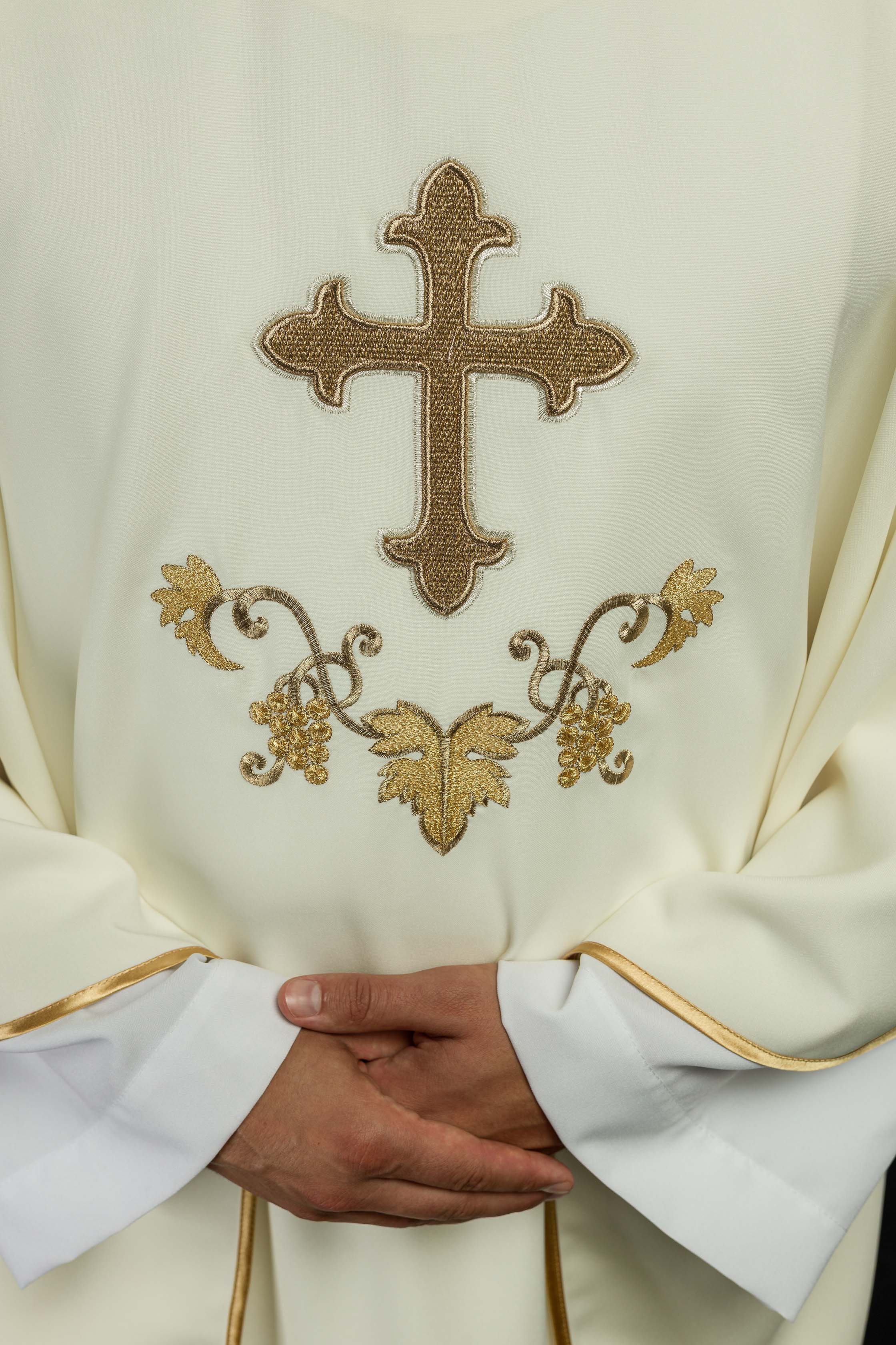 Chasuble brodée écru avec un symbole de croix et un large col