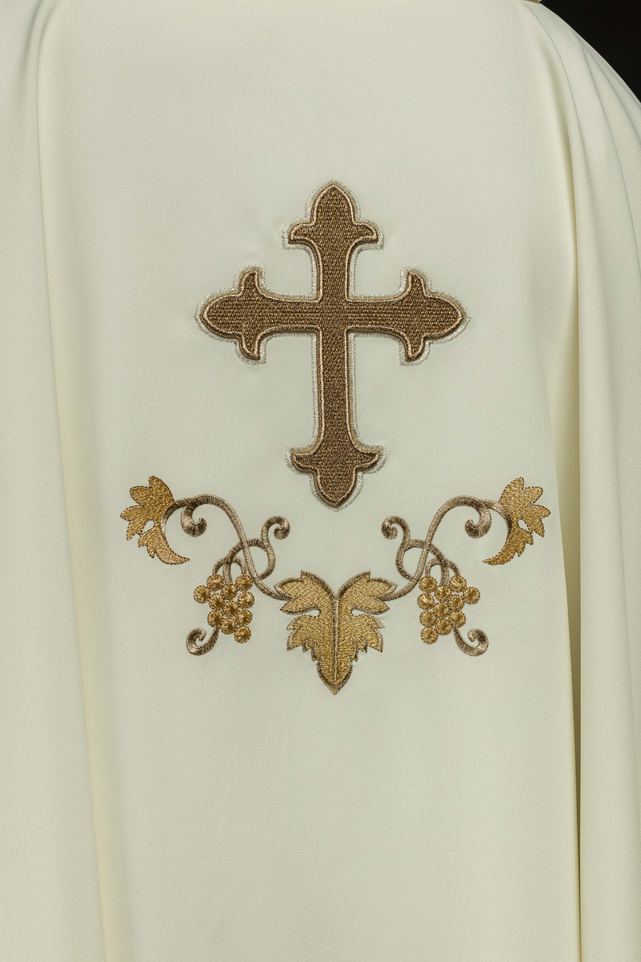 Chasuble brodée écru avec un symbole de croix et un large col
