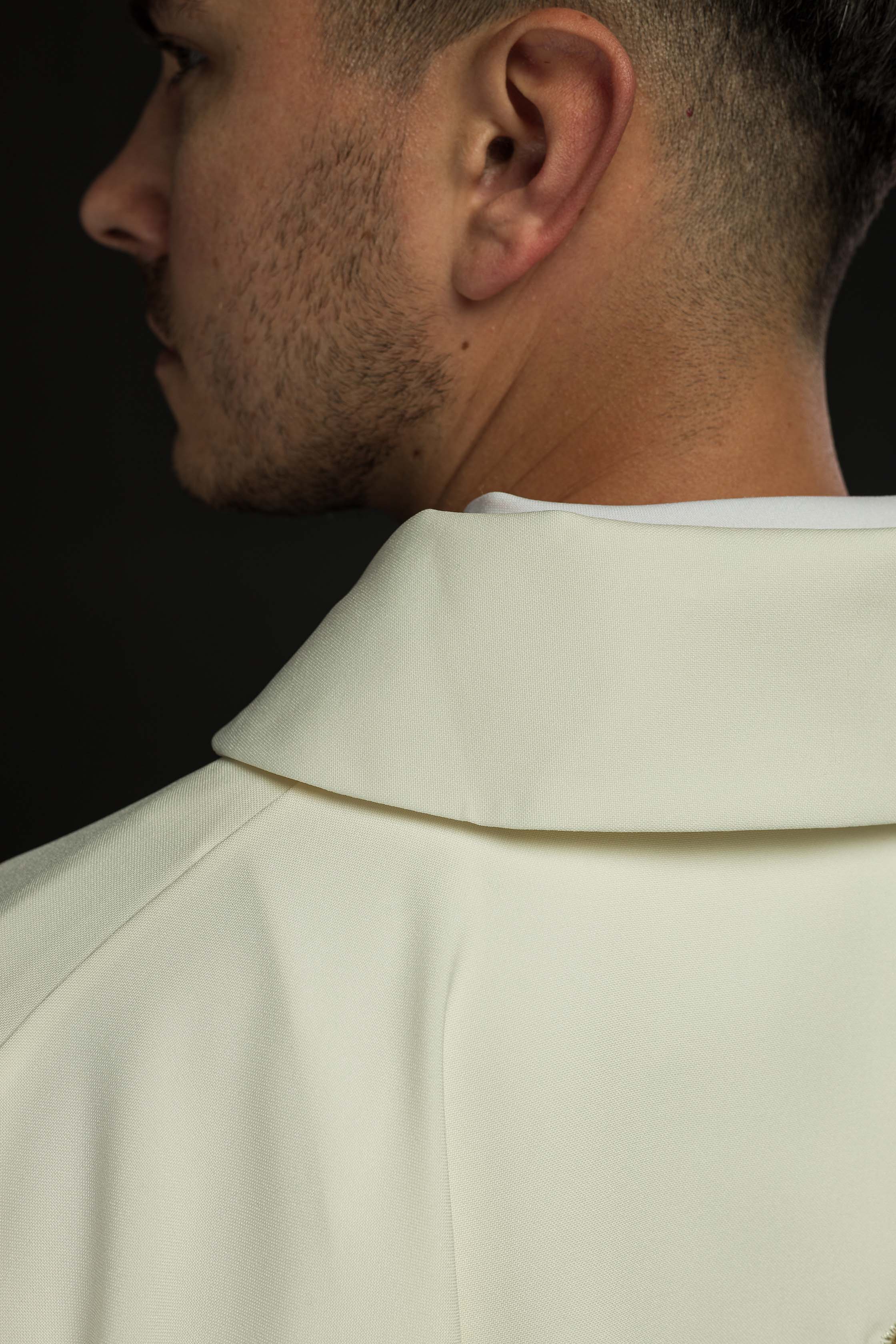 Chasuble brodée écru avec un symbole de croix et un large col