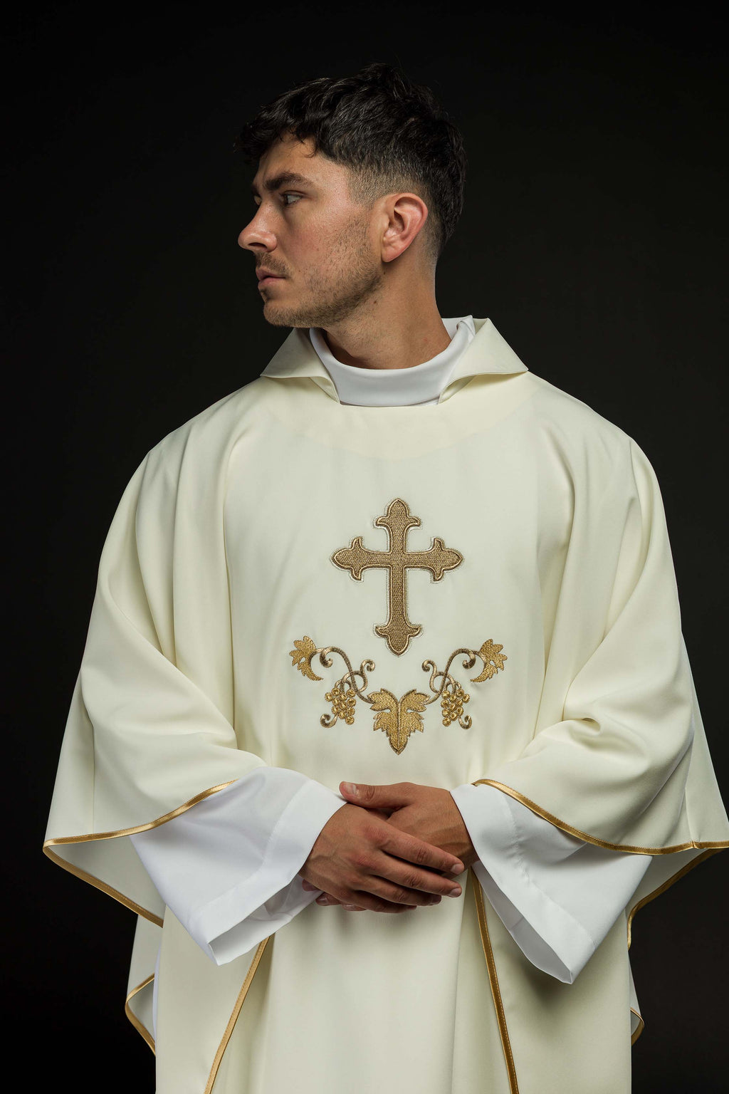 Chasuble brodée écru avec un symbole de croix et un large col