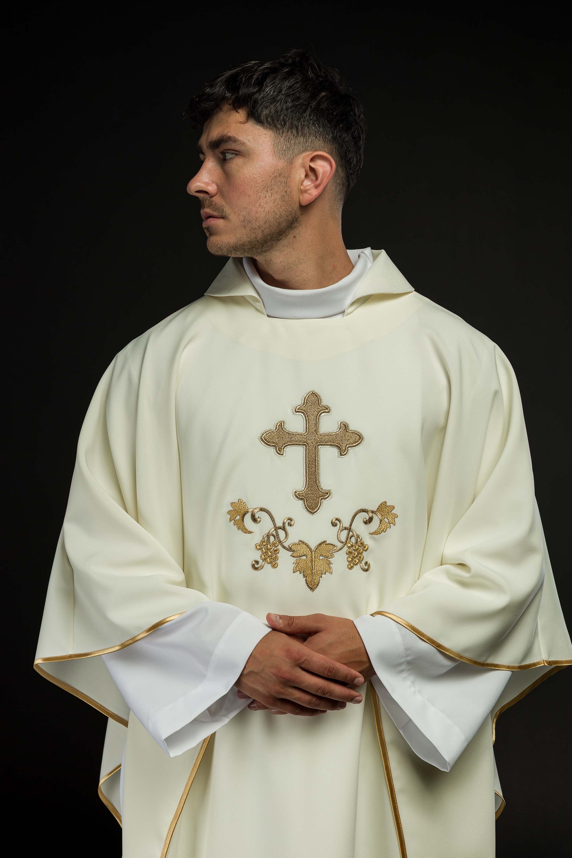 Chasuble brodée écru avec un symbole de croix et un large col