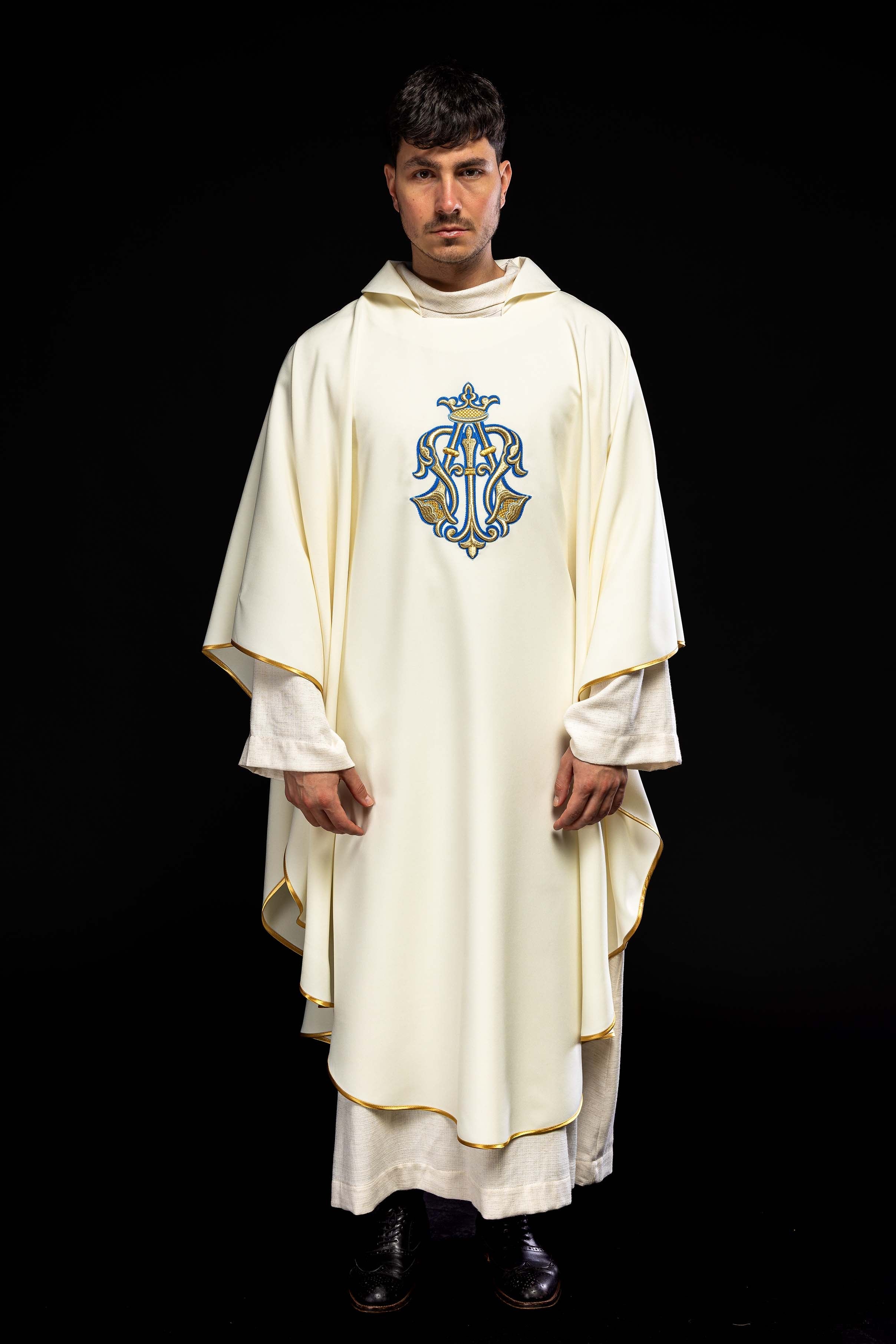 Chasuble brodée écru avec symbole marial et large col