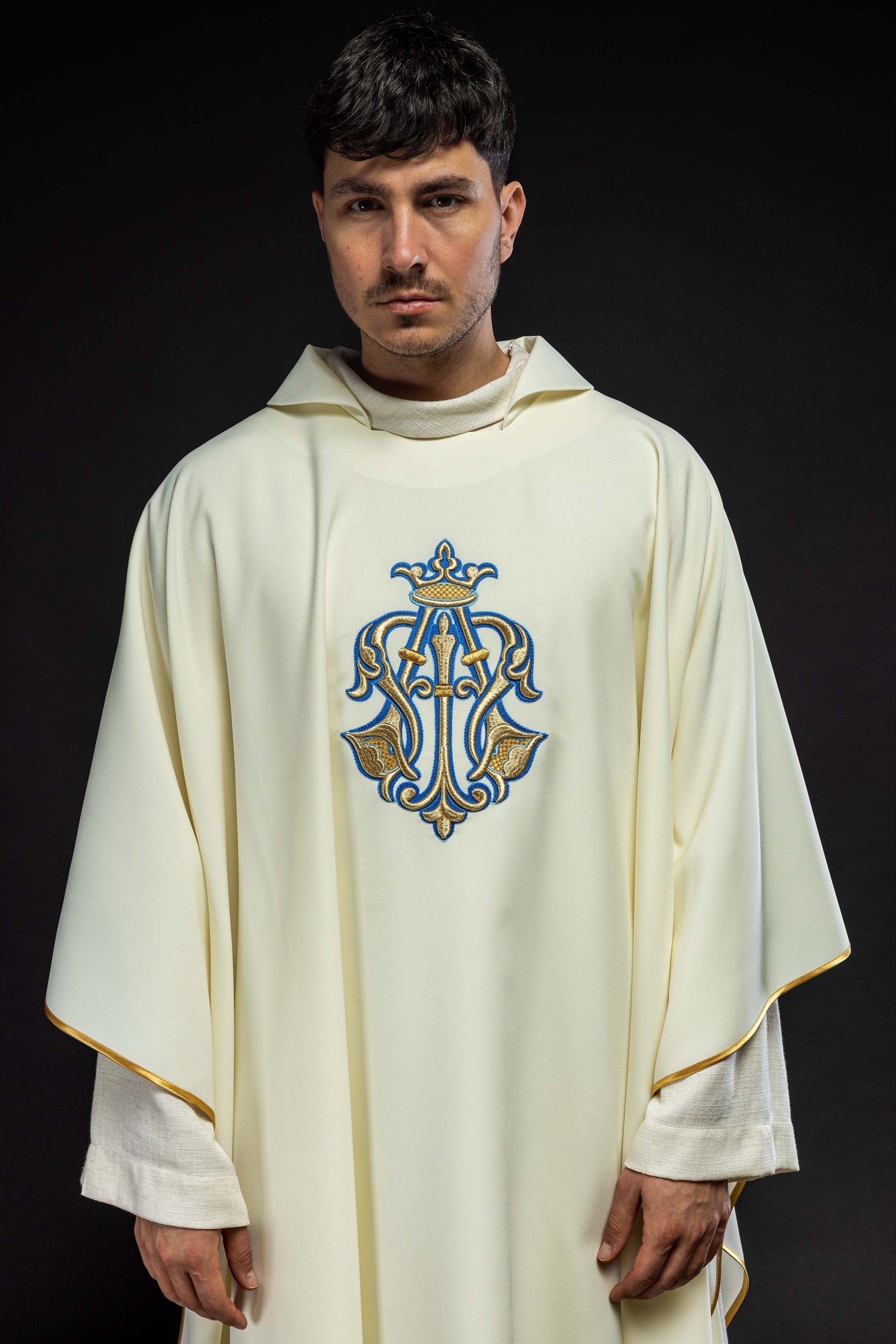 Chasuble brodée écru avec symbole marial et large col