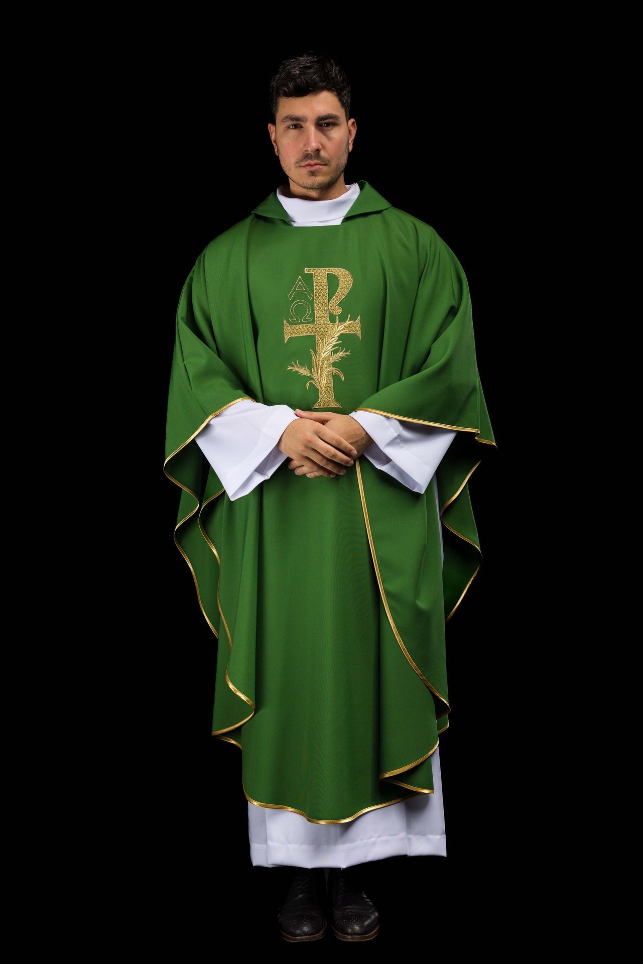 Chasuble brodée avec symbole Alpha et Oméga et large col verte