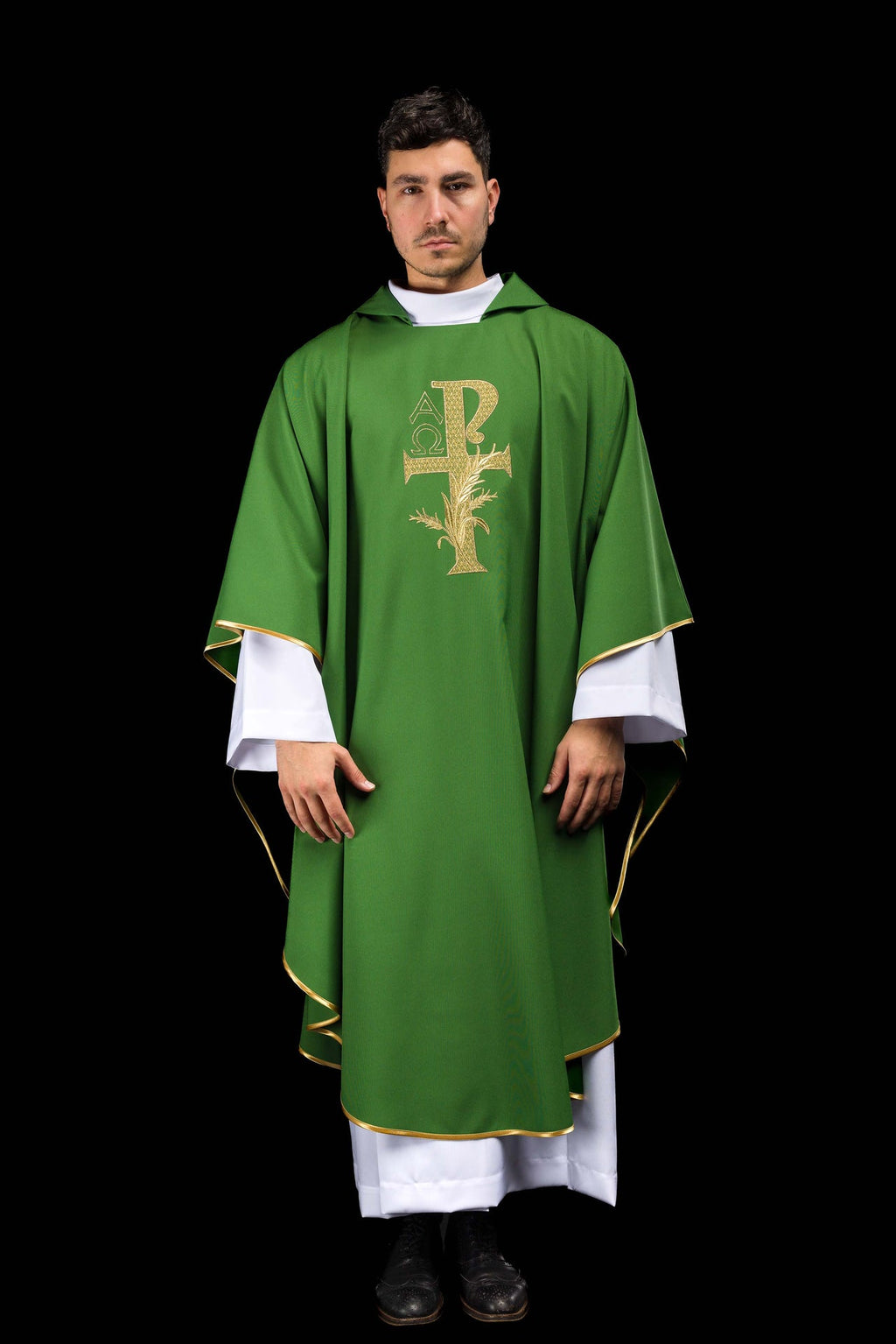 Chasuble brodée avec symbole Alpha et Oméga et large col verte