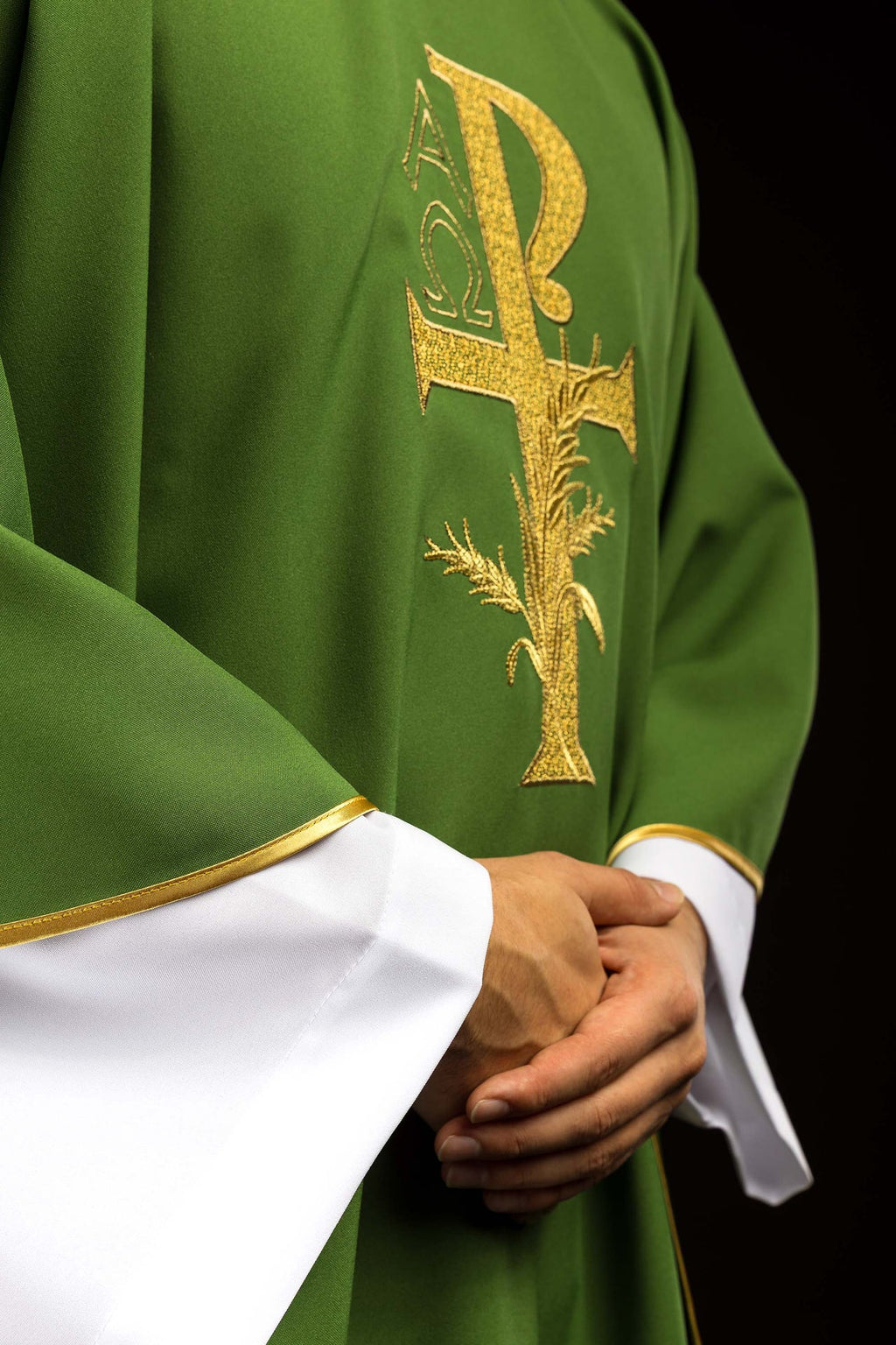 Chasuble brodée avec symbole Alpha et Oméga et large col verte