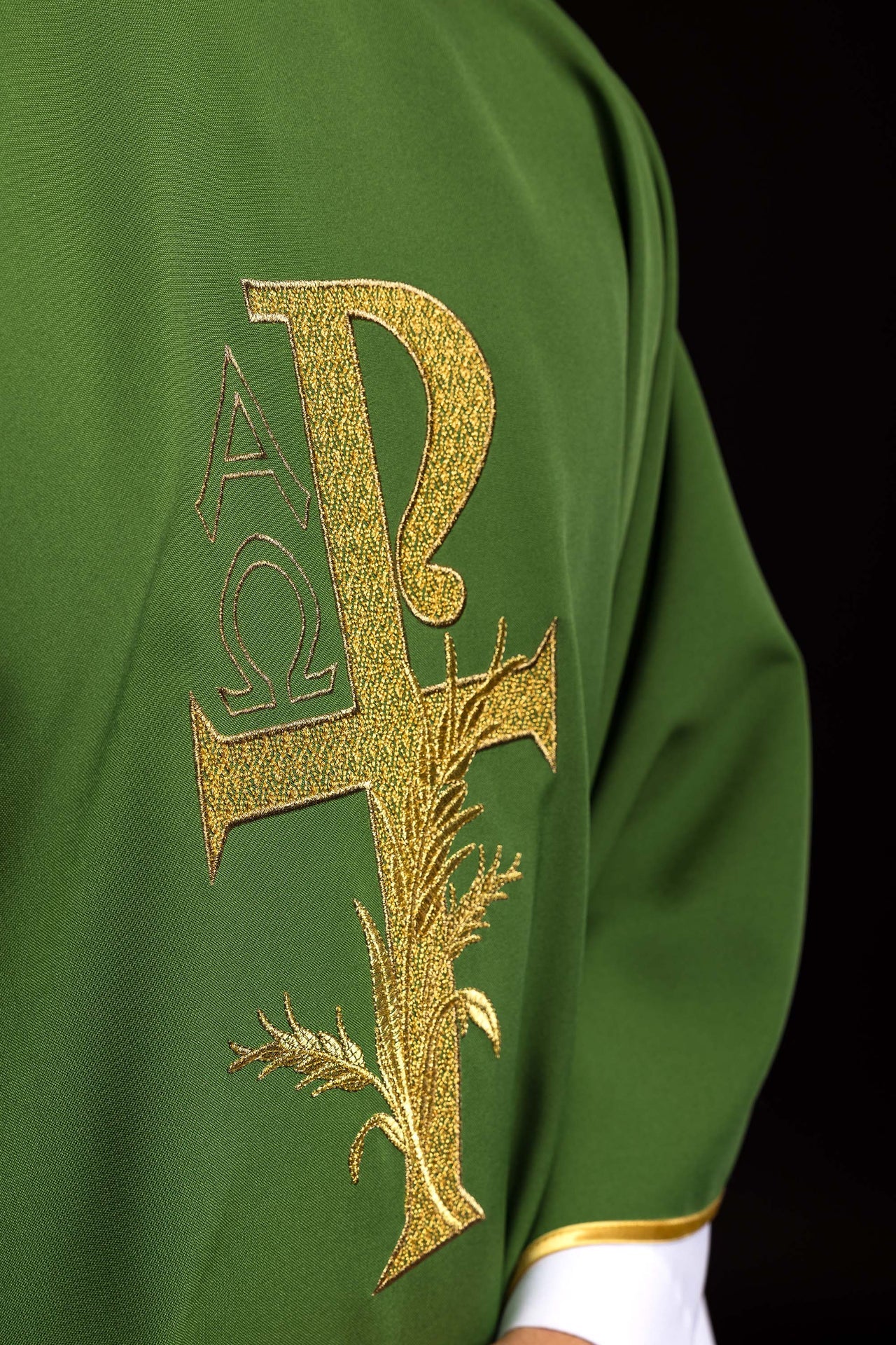 Chasuble brodée avec symbole Alpha et Oméga et large col verte
