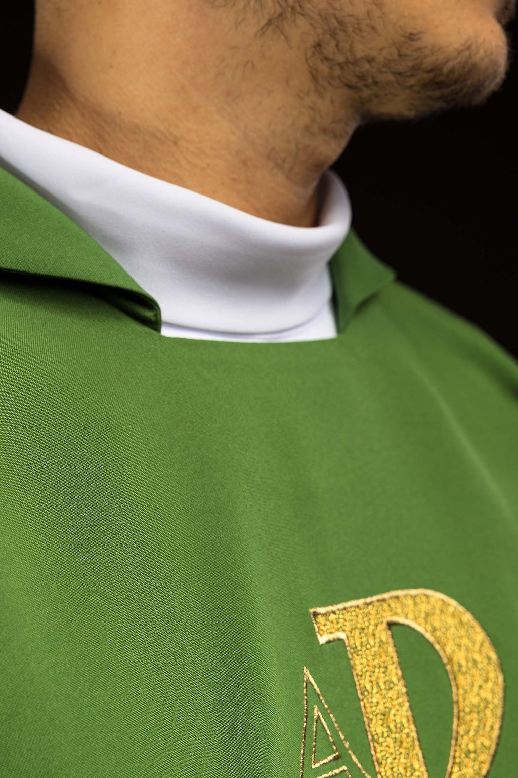 Chasuble brodée avec symbole Alpha et Oméga et large col verte