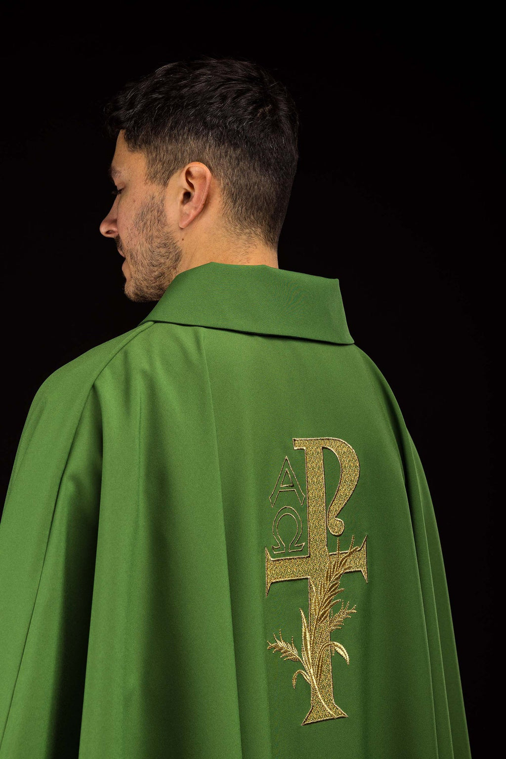 Chasuble brodée avec symbole Alpha et Oméga et large col verte