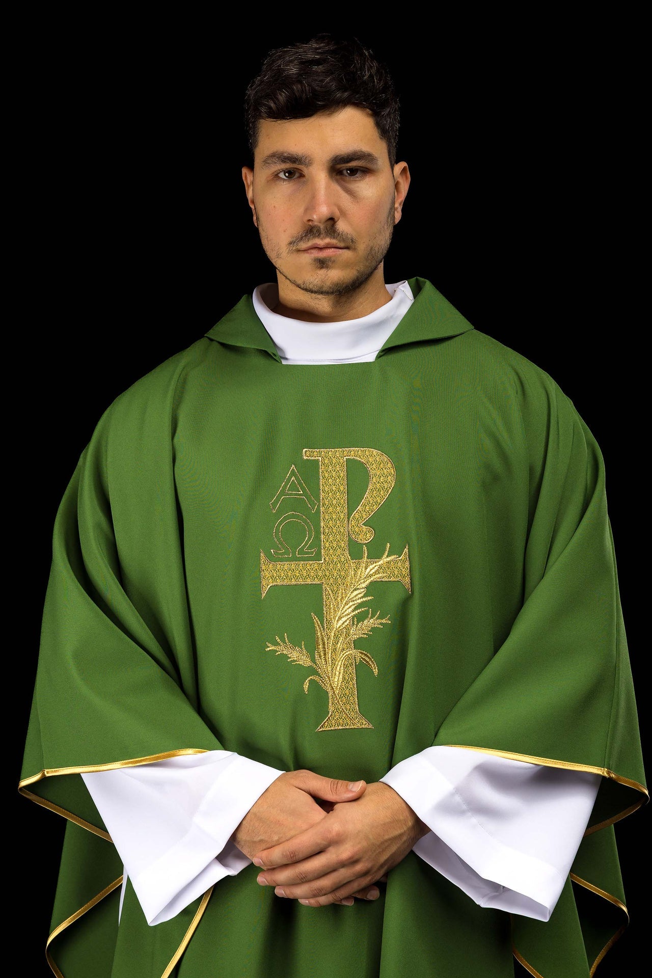 Chasuble brodée avec symbole Alpha et Oméga et large col verte