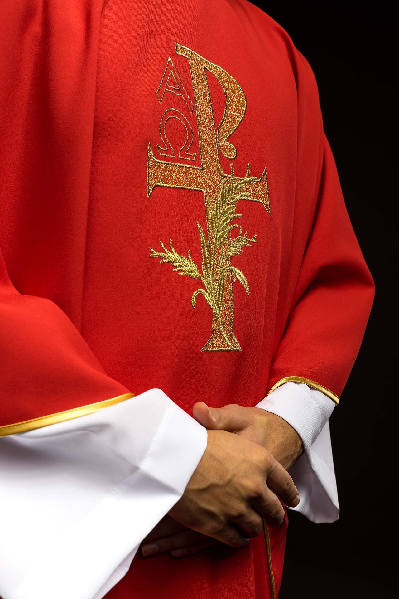 Chasuble brodée avec le symbole Alpha et Omega et large col rouge