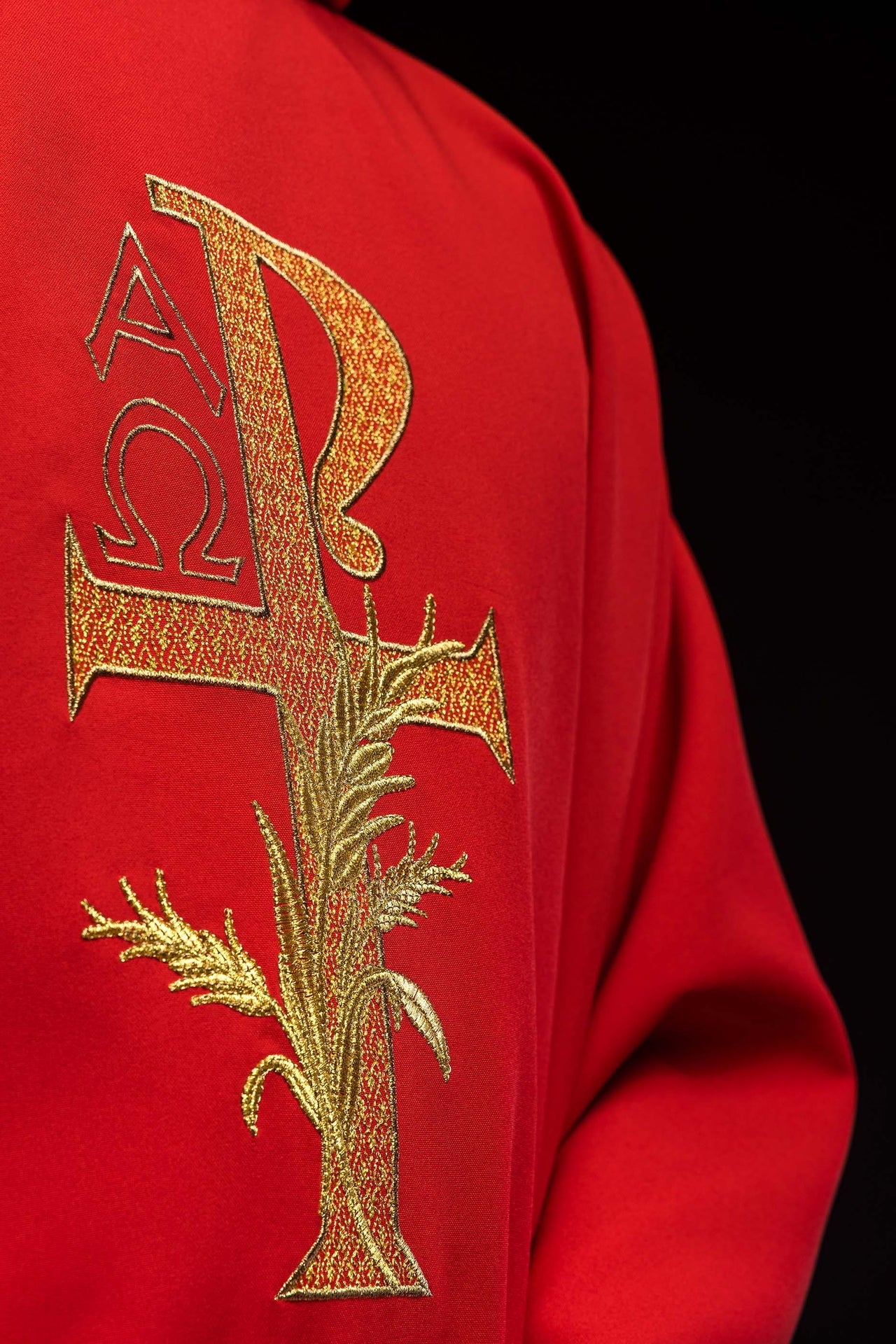 Chasuble brodée avec le symbole Alpha et Omega et large col rouge
