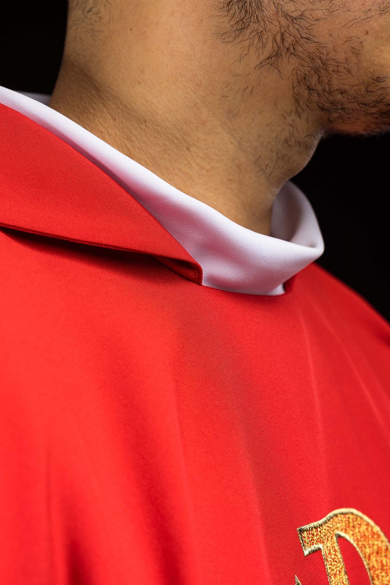 Chasuble brodée avec le symbole Alpha et Omega et large col rouge