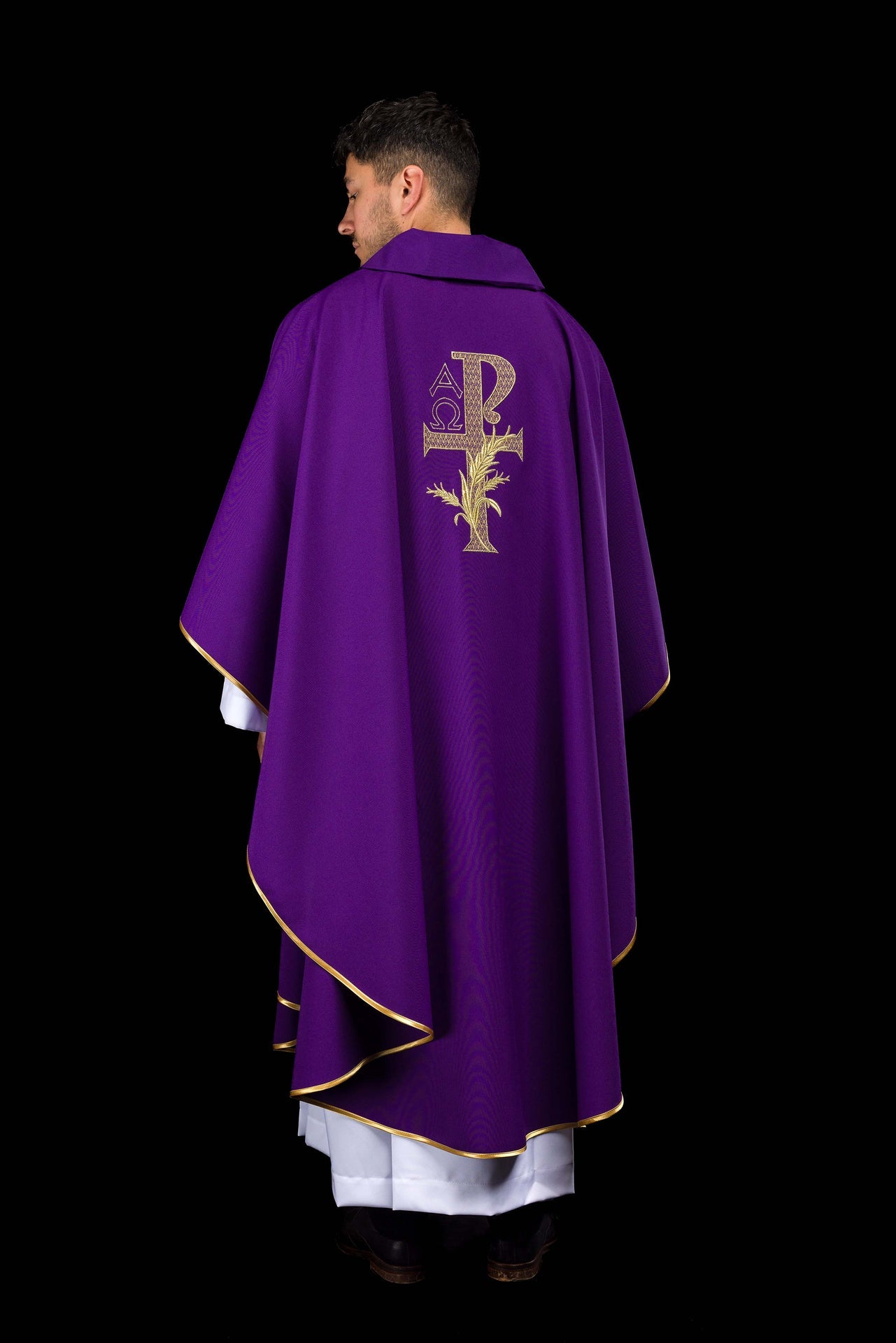 Chasuble brodée avec symbole Alpha et Oméga et large col violet