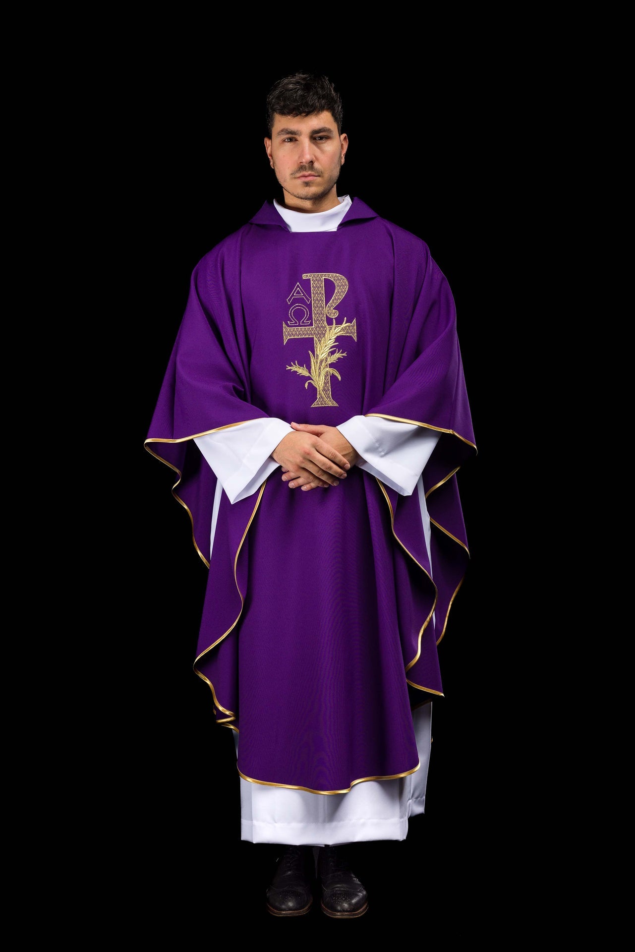 Chasuble brodée avec symbole Alpha et Oméga et large col violet
