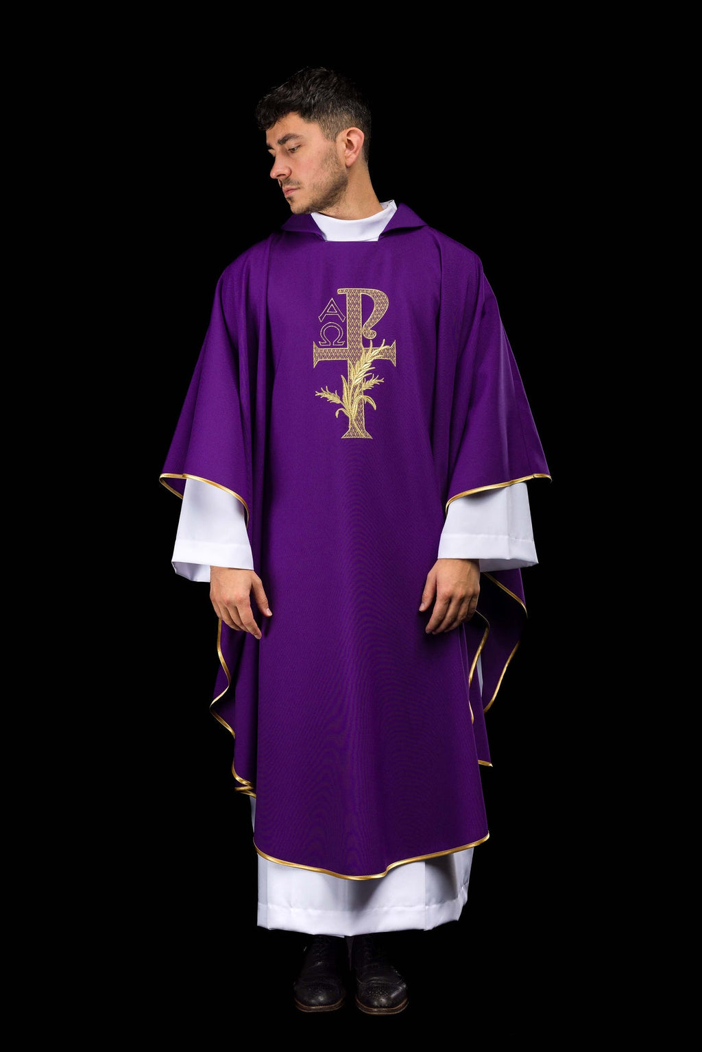 Chasuble brodée avec symbole Alpha et Oméga et large col violet