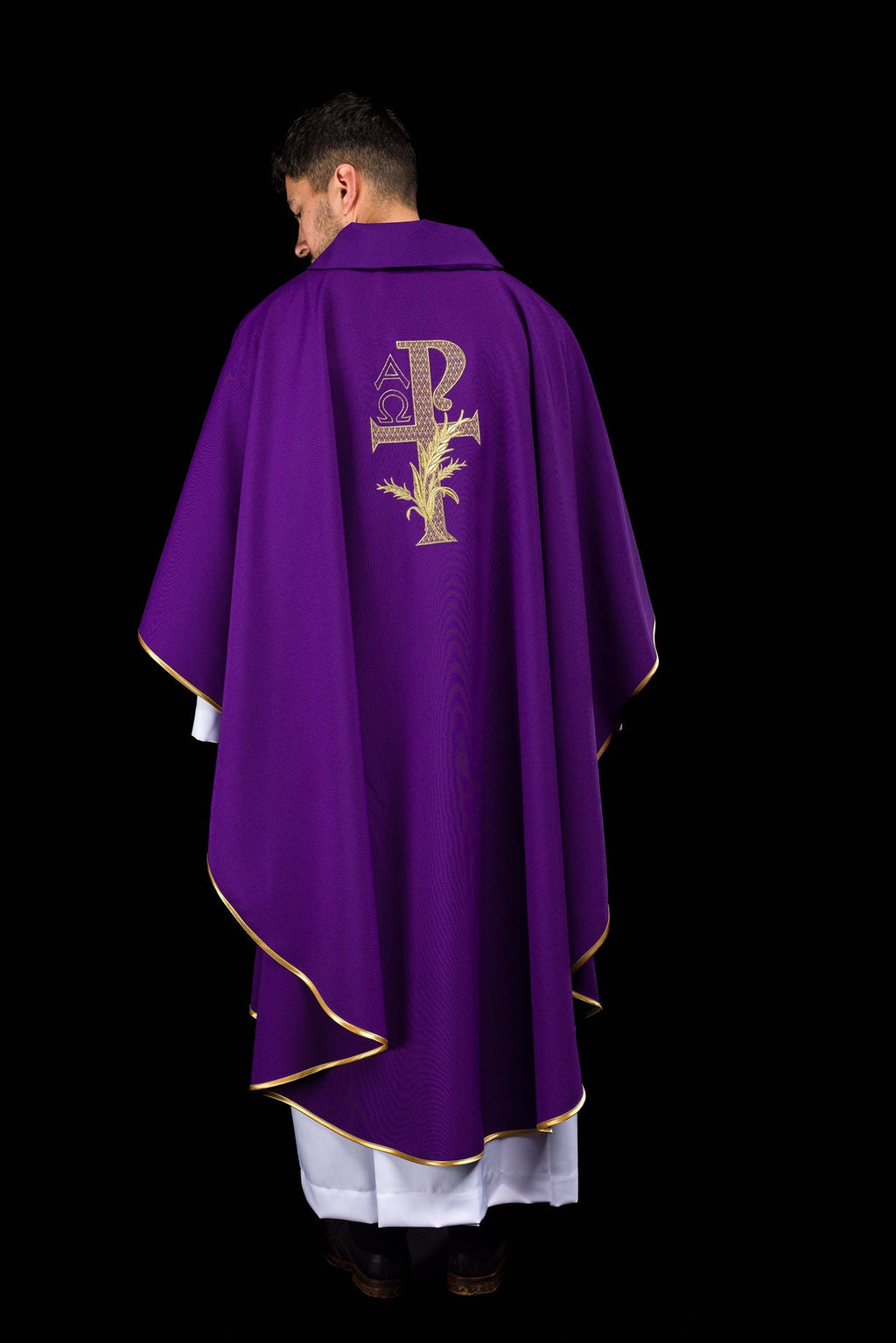 Chasuble brodée avec symbole Alpha et Oméga et large col violet