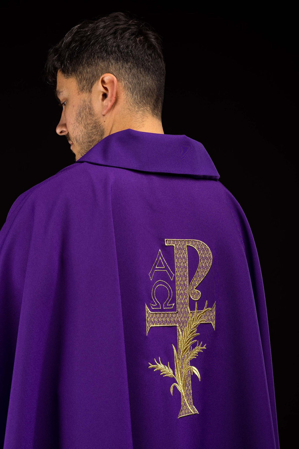 Chasuble brodée avec symbole Alpha et Oméga et large col violet