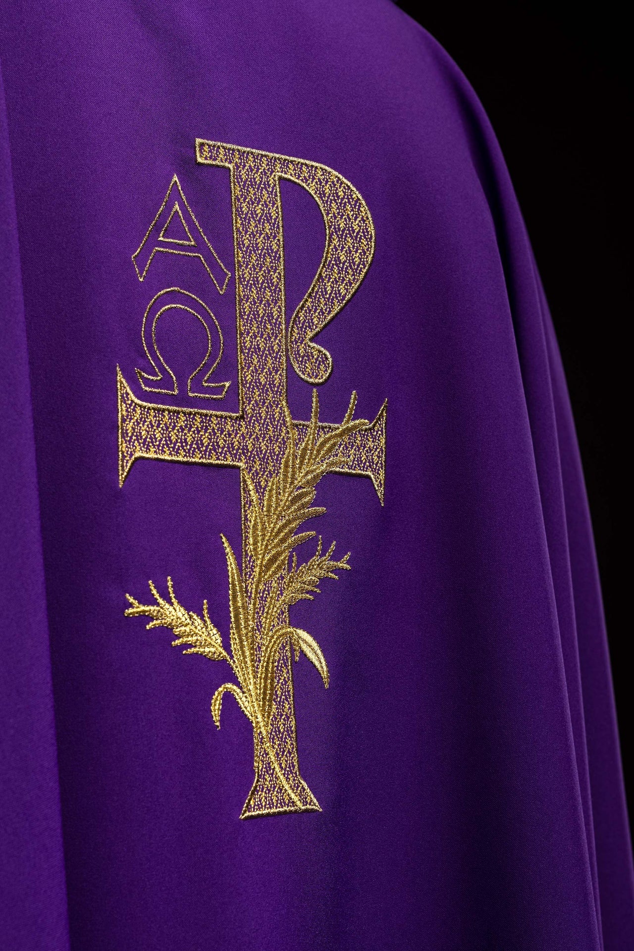 Chasuble brodée avec symbole Alpha et Oméga et large col violet
