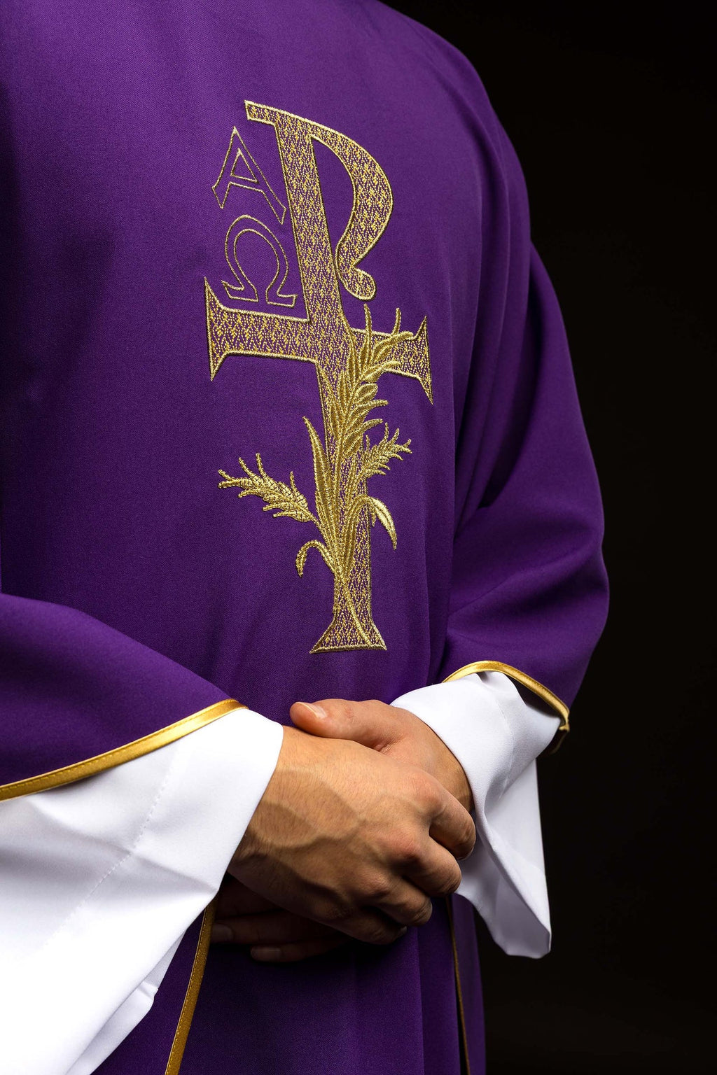 Chasuble brodée avec symbole Alpha et Oméga et large col violet