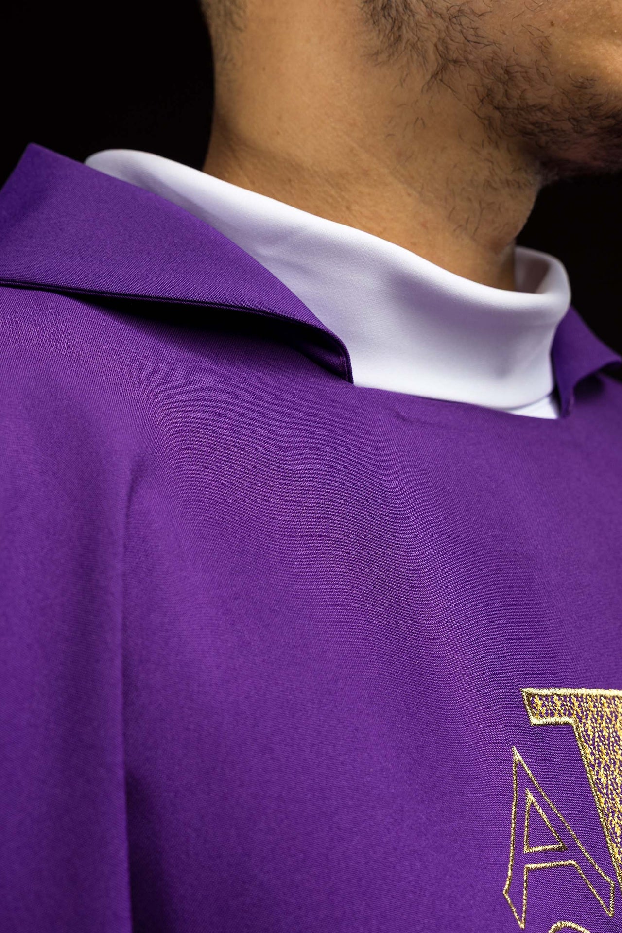 Chasuble brodée avec symbole Alpha et Oméga et large col violet