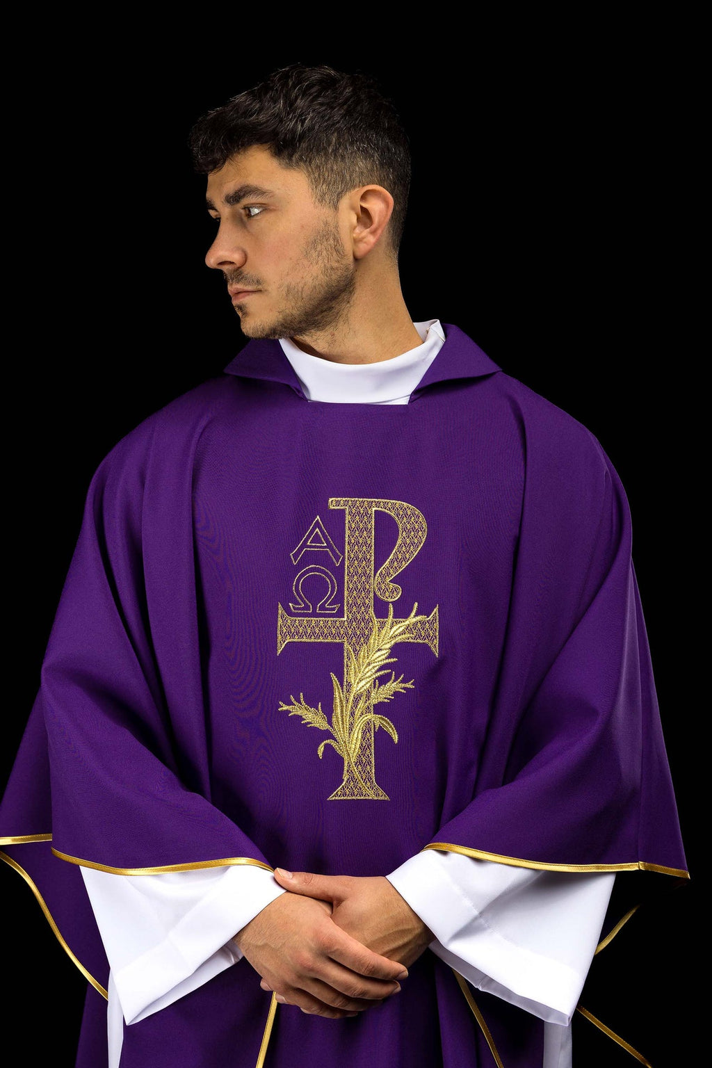 Chasuble brodée avec symbole Alpha et Oméga et large col violet