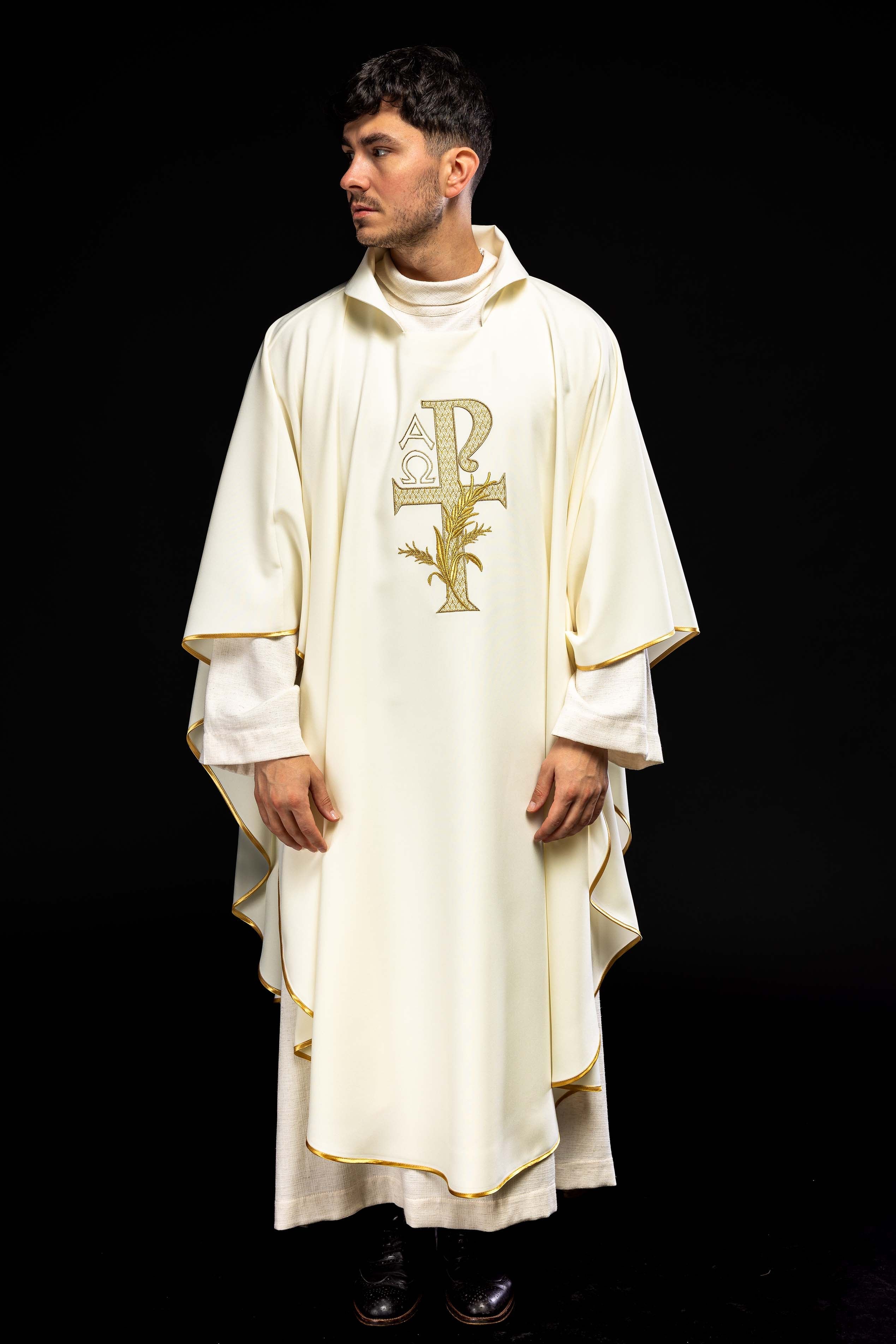 Chasuble brodée écru avec symbole Alpha et Omega et large col