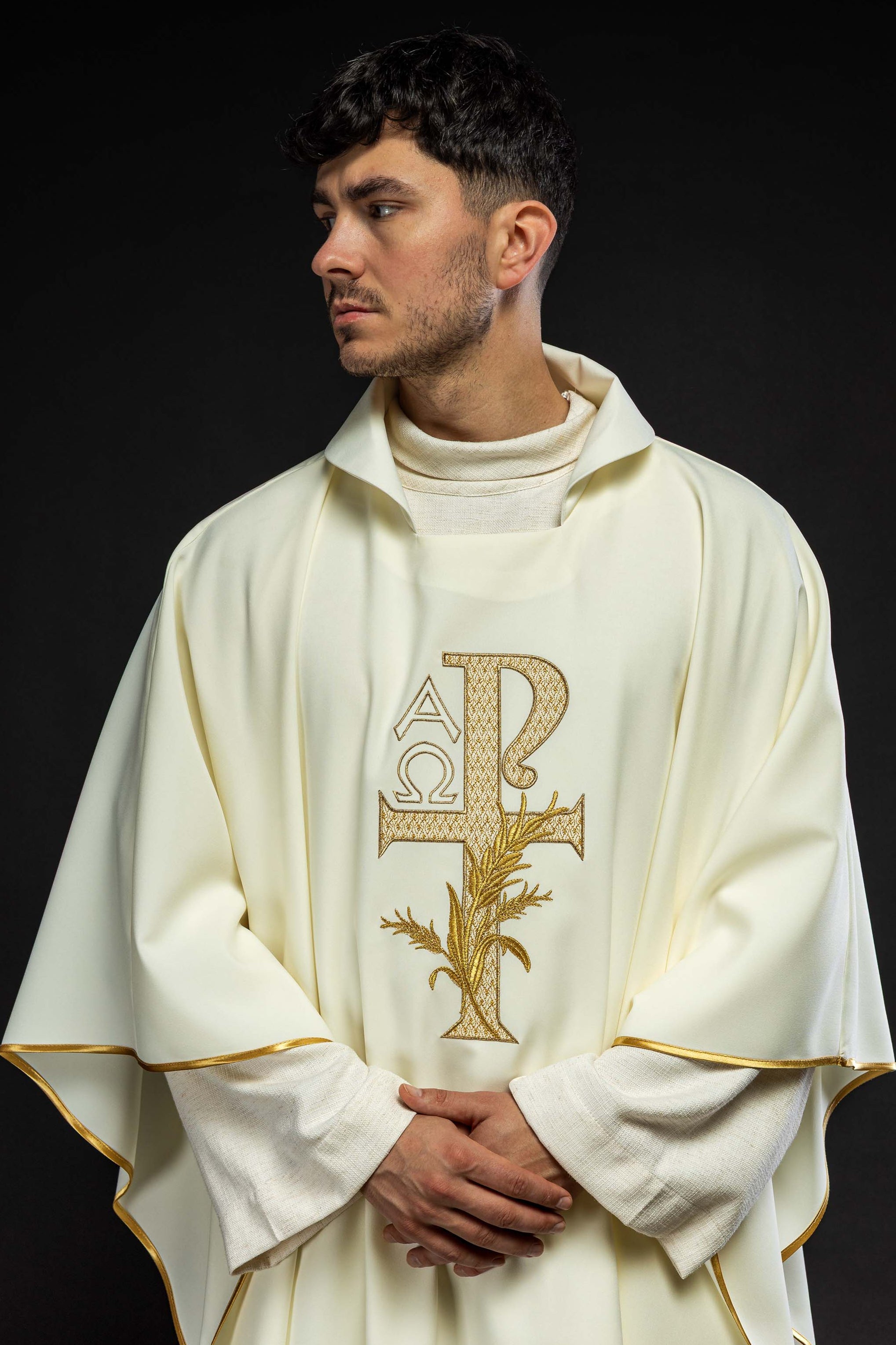 Chasuble brodée écru avec symbole Alpha et Omega et large col