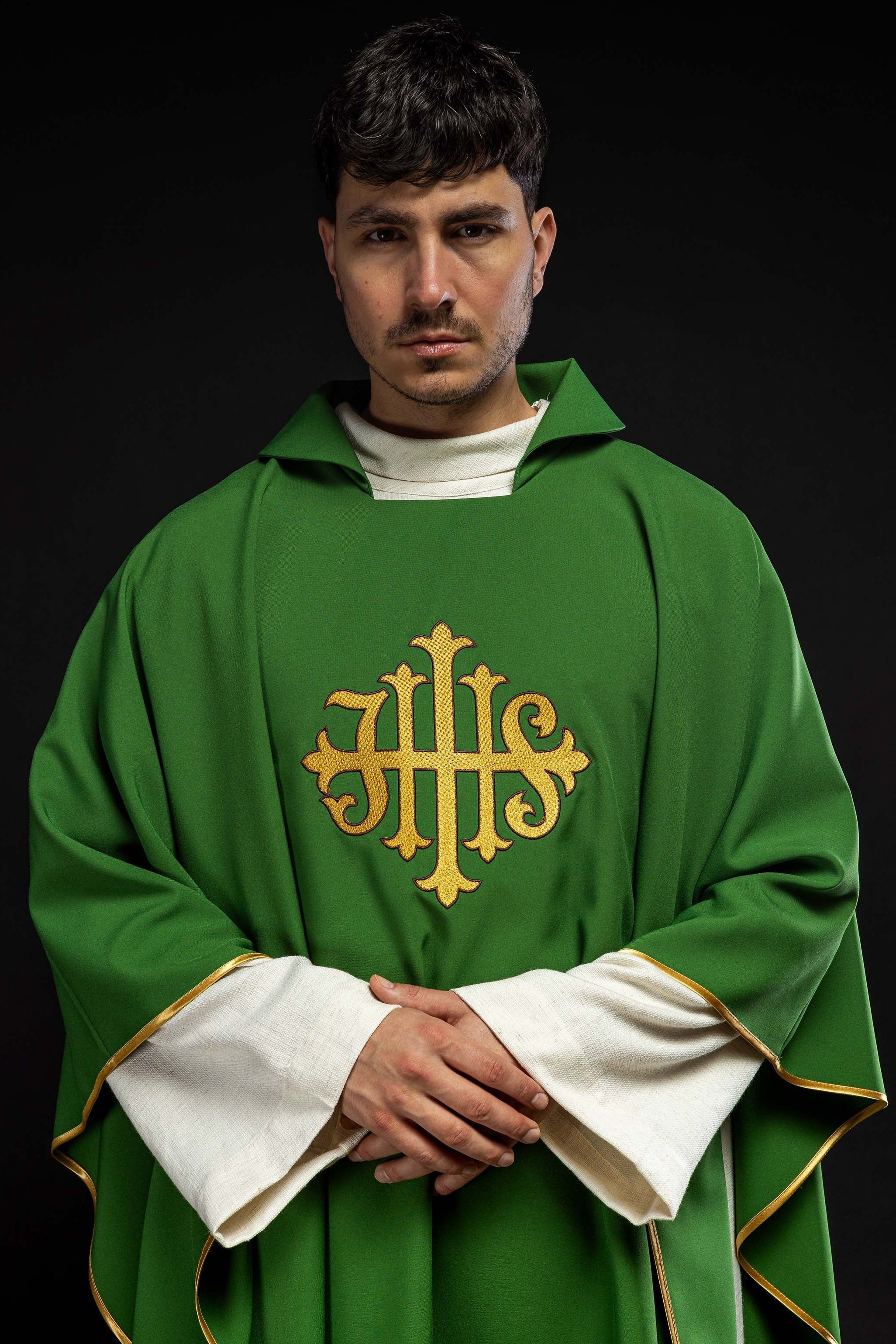Chasuble brodée du symbole JHS et large col vert