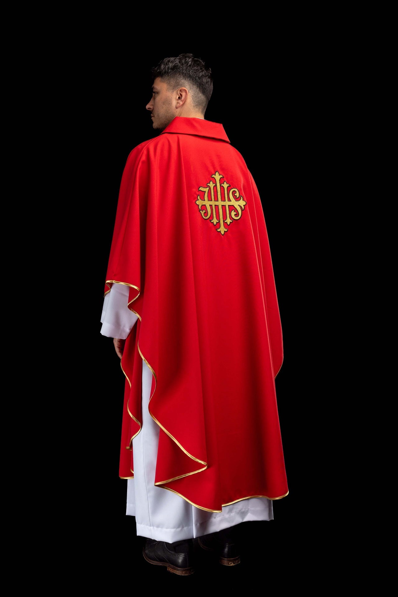 Chasuble brodée avec symbole JHS et large col rouge