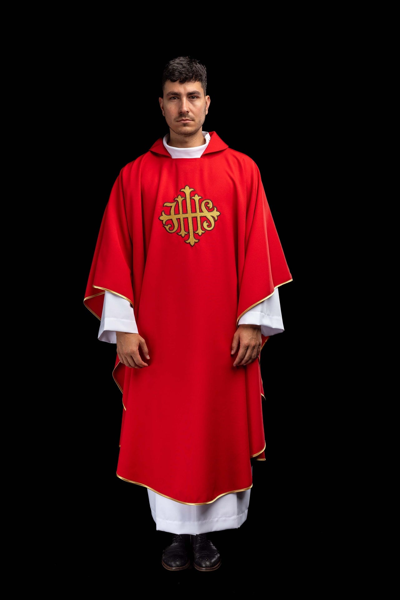 Chasuble brodée avec symbole JHS et large col rouge