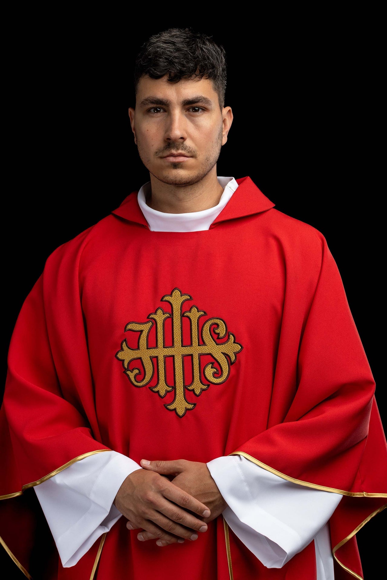 Chasuble brodée avec symbole JHS et large col rouge