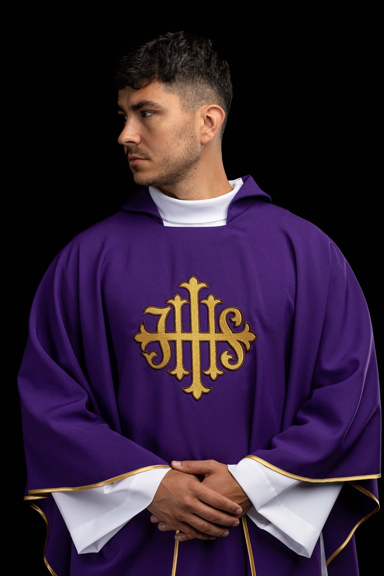 Chasuble brodée avec symbole JHS et large col violette