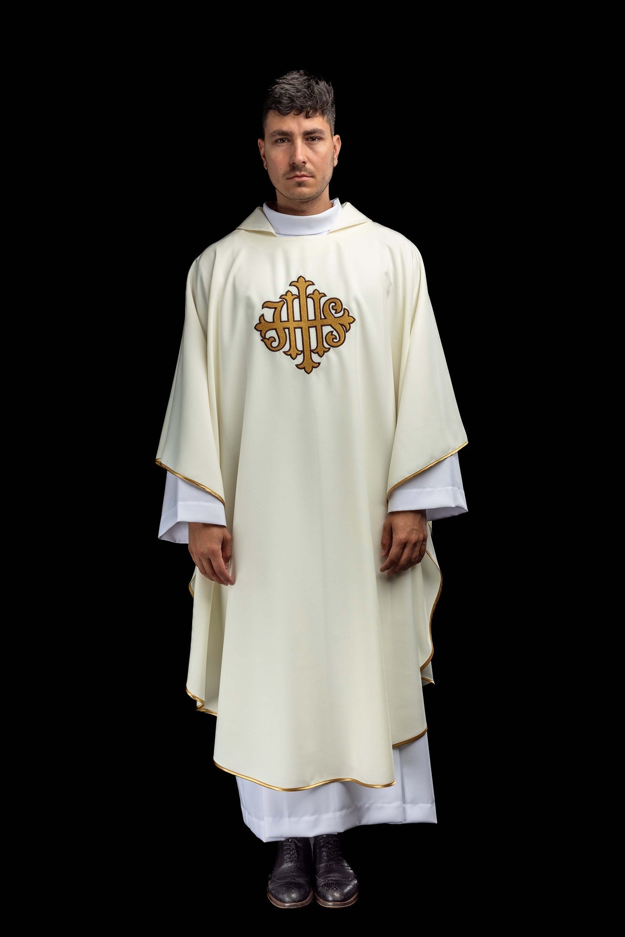 Chasuble brodée avec symbole JHS et large col écrue